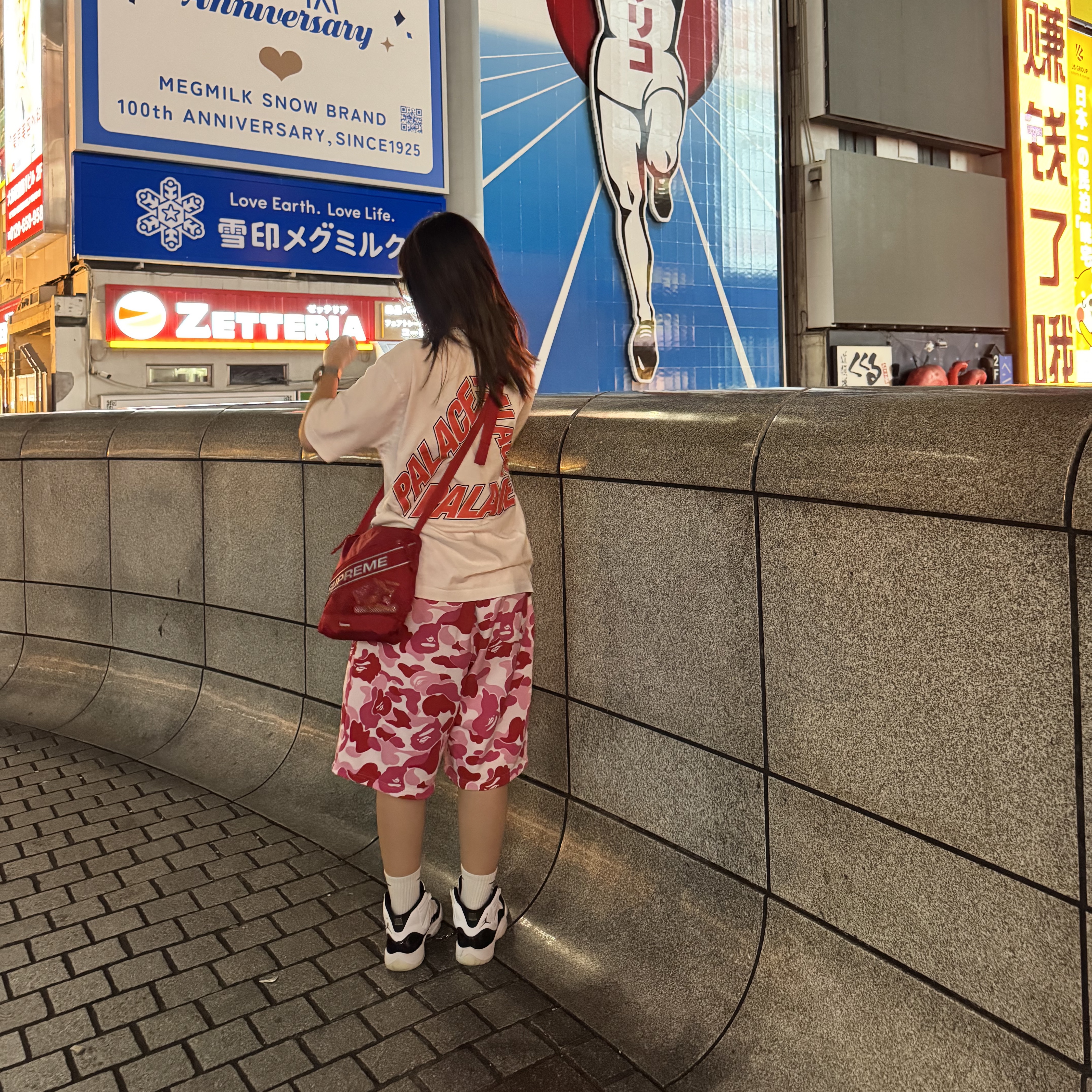 BAPE ABC Camo Shark Sweat Shorts Pink, Palace P-3 Outline T-Shirt White - 24SS 착용 스타일