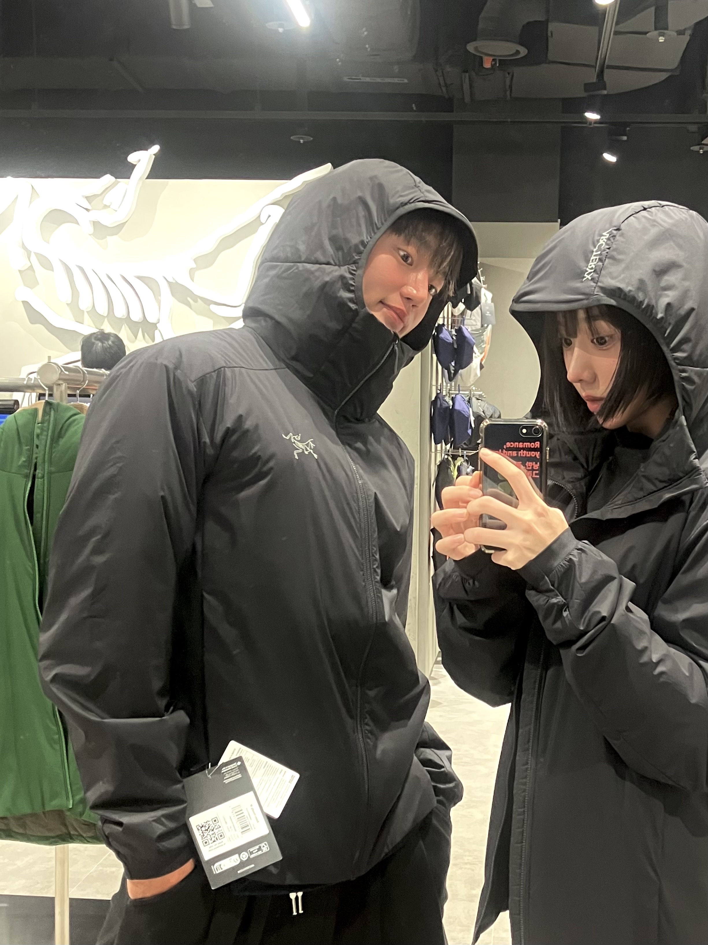 Arc'teryx Atom Hoody Black 착용 스타일 - 3