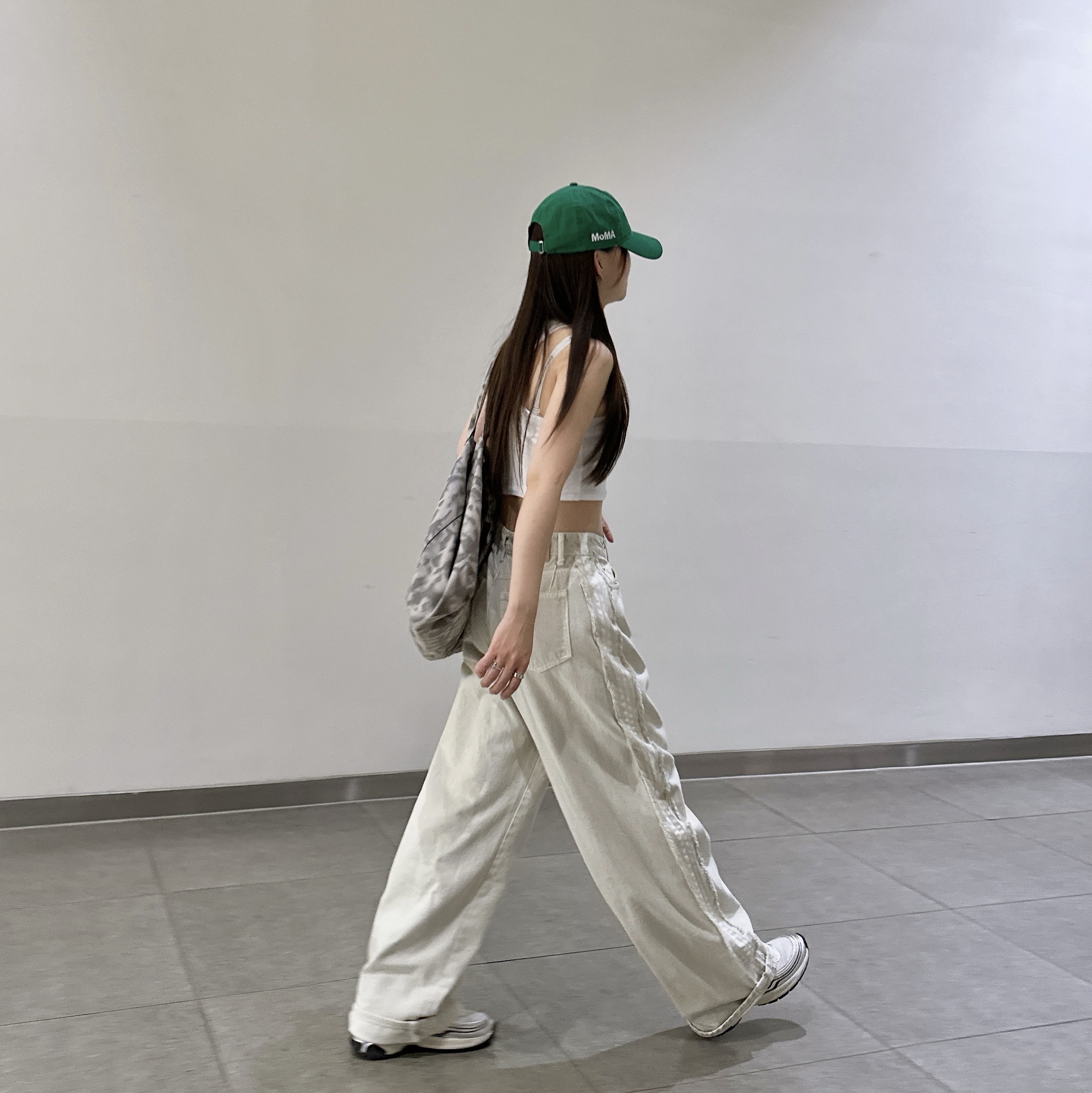 New Era x MoMA New York Yankees Cap Kelly Green, Alo Yoga Iconic Shopper Tote Bag Grey Tiedye 착용 스타일 - 2