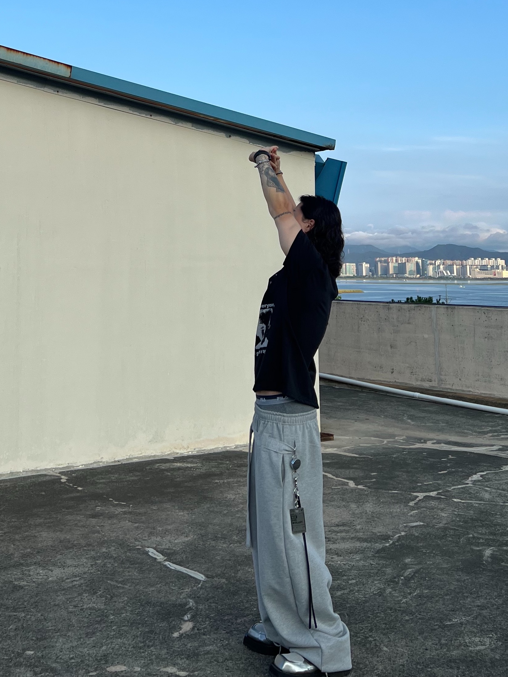 MJD x Koin Seoul Belted Heavy Sweat Baggy Pants Melange Grey 착용 스타일 - 3