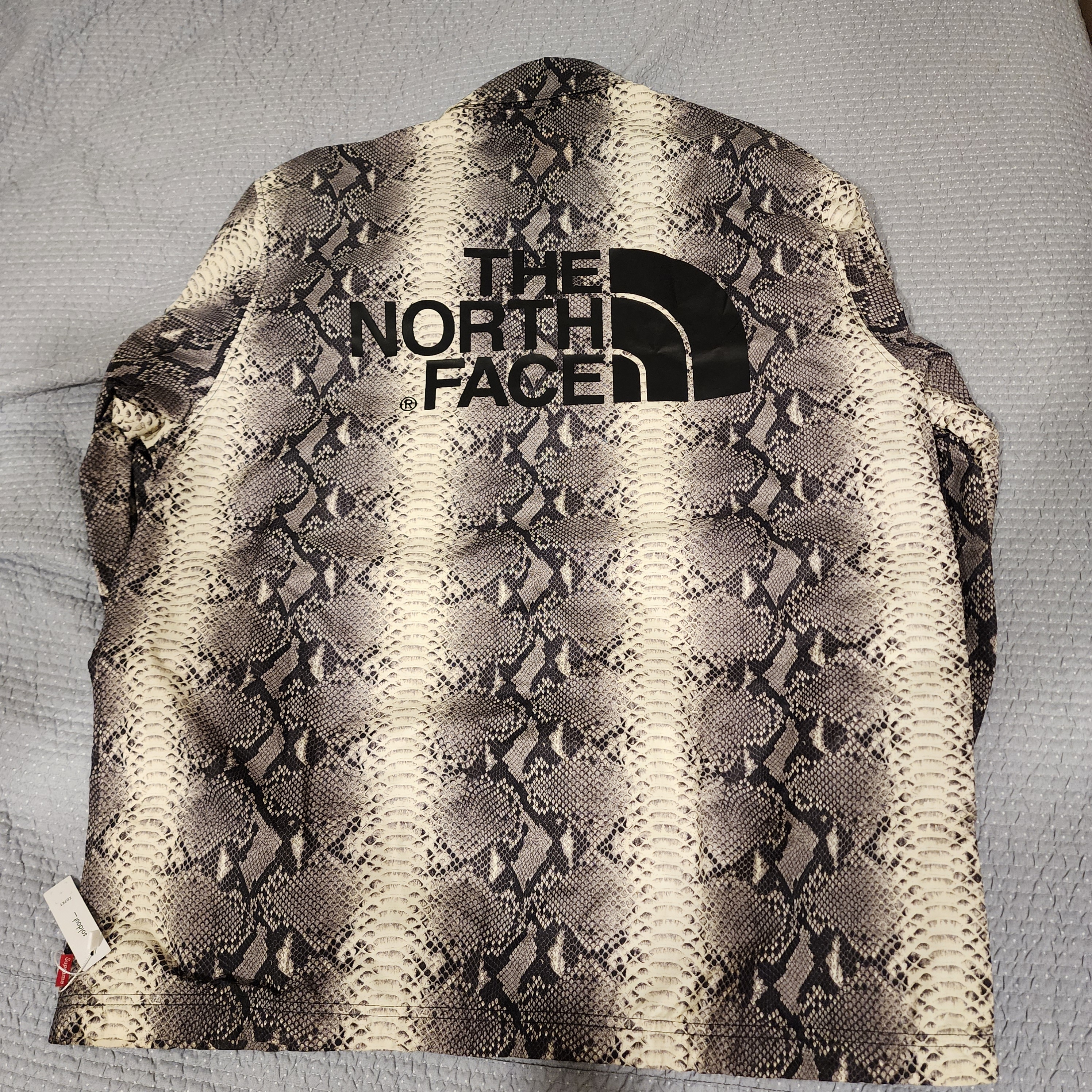 Supreme x The North Face Snakeskin Taped Seam Coaches Jacket Black - 18SS 착용 스타일 - 2