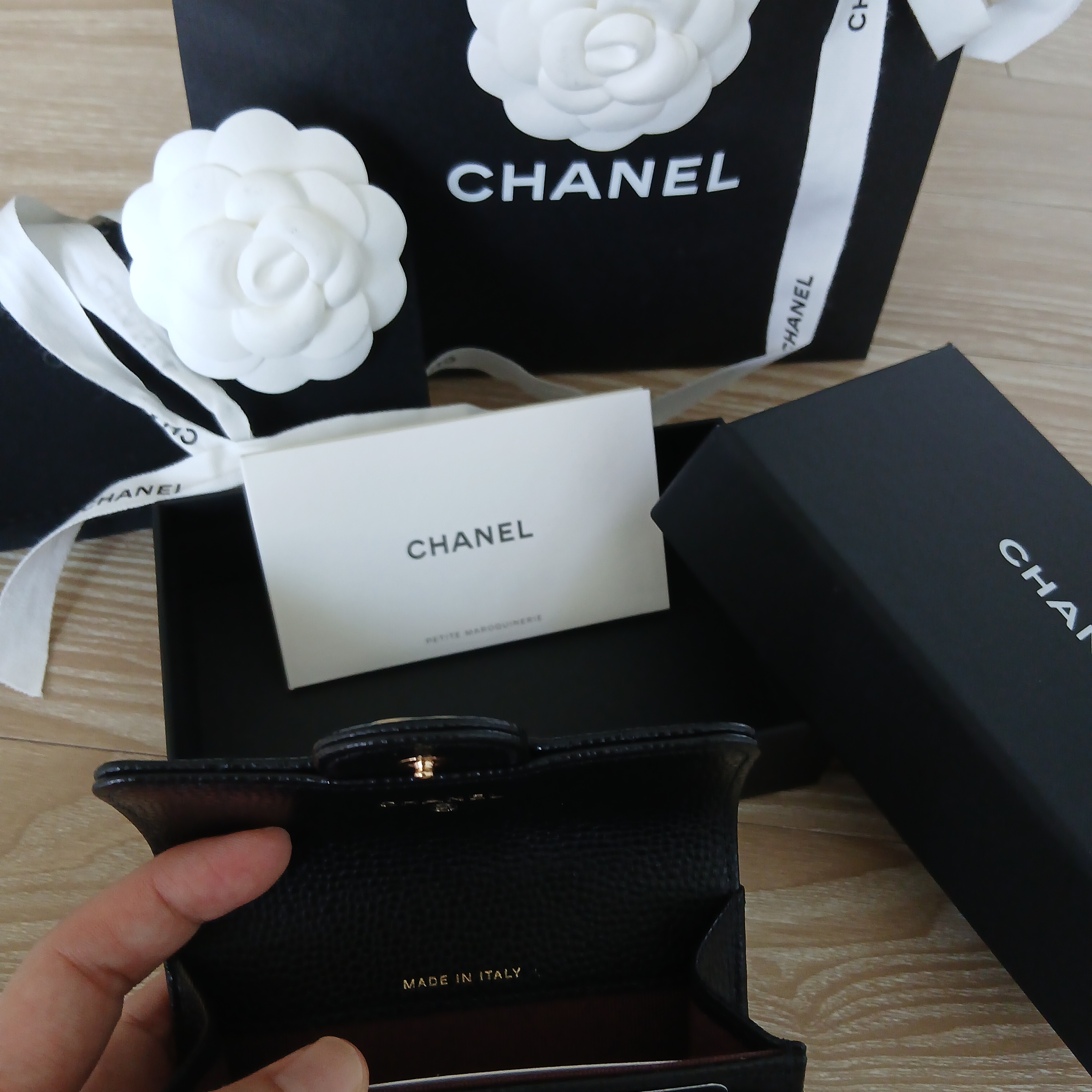 Chanel Classic Card Holder Grained Calfskin & Gold Black 착용 스타일