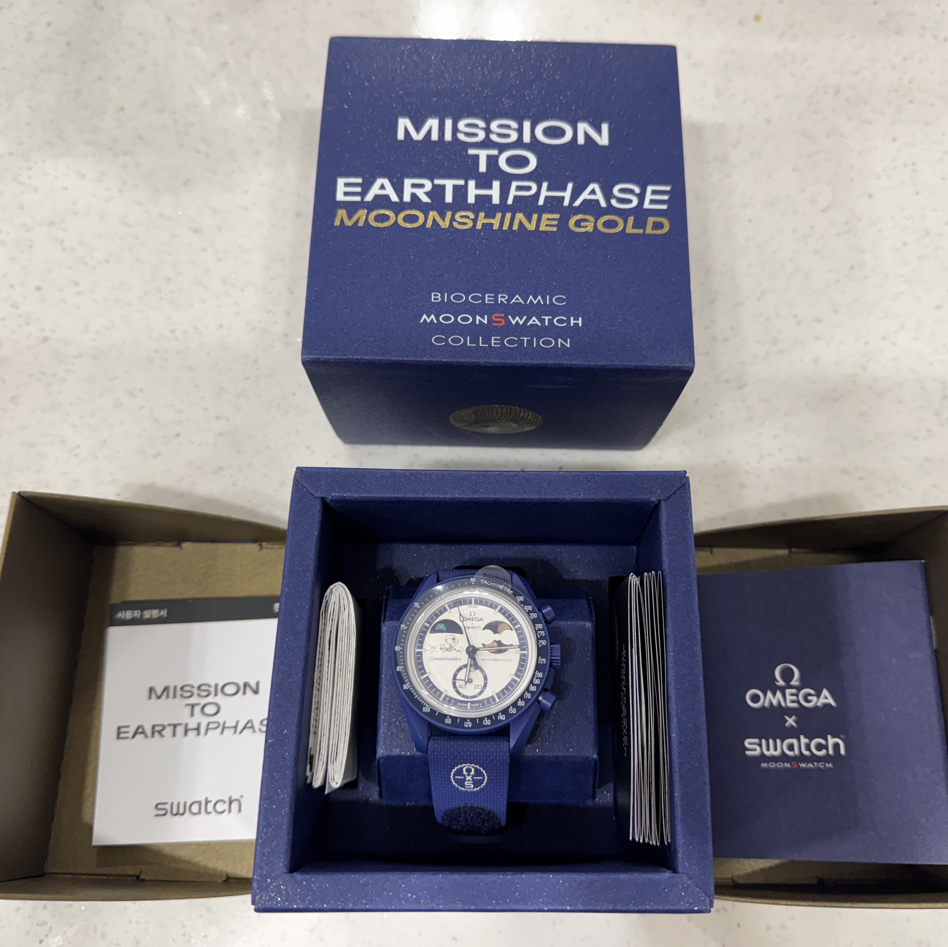Swatch x Omega x Snoopy Bioceramic Moonswatch August's Mission To Earthphase 42mm Moonshine Gold 착용 스타일 - 1