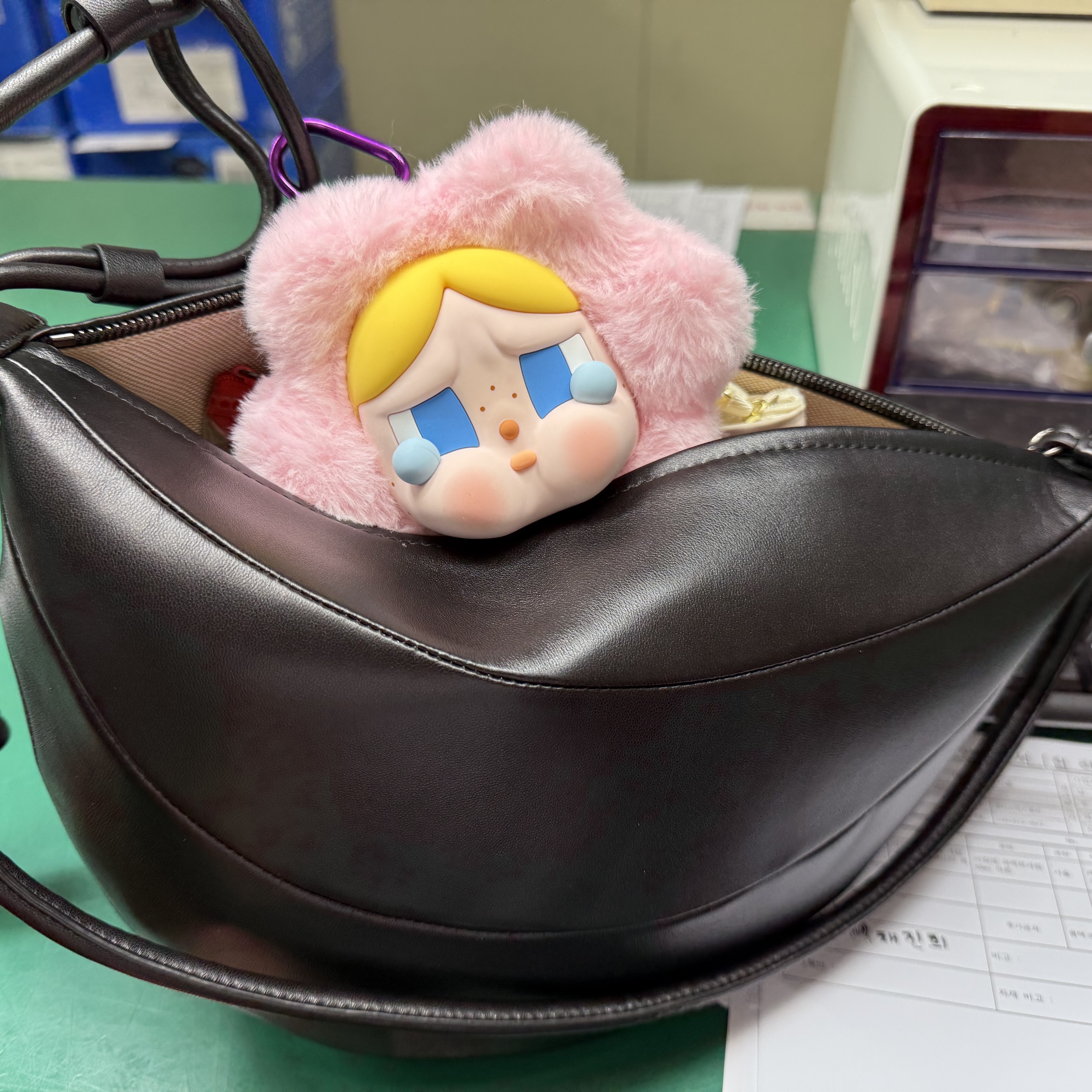 Pop Mart Crybaby Sad Club Series Silicone Plush Earphone Bag 착용 스타일