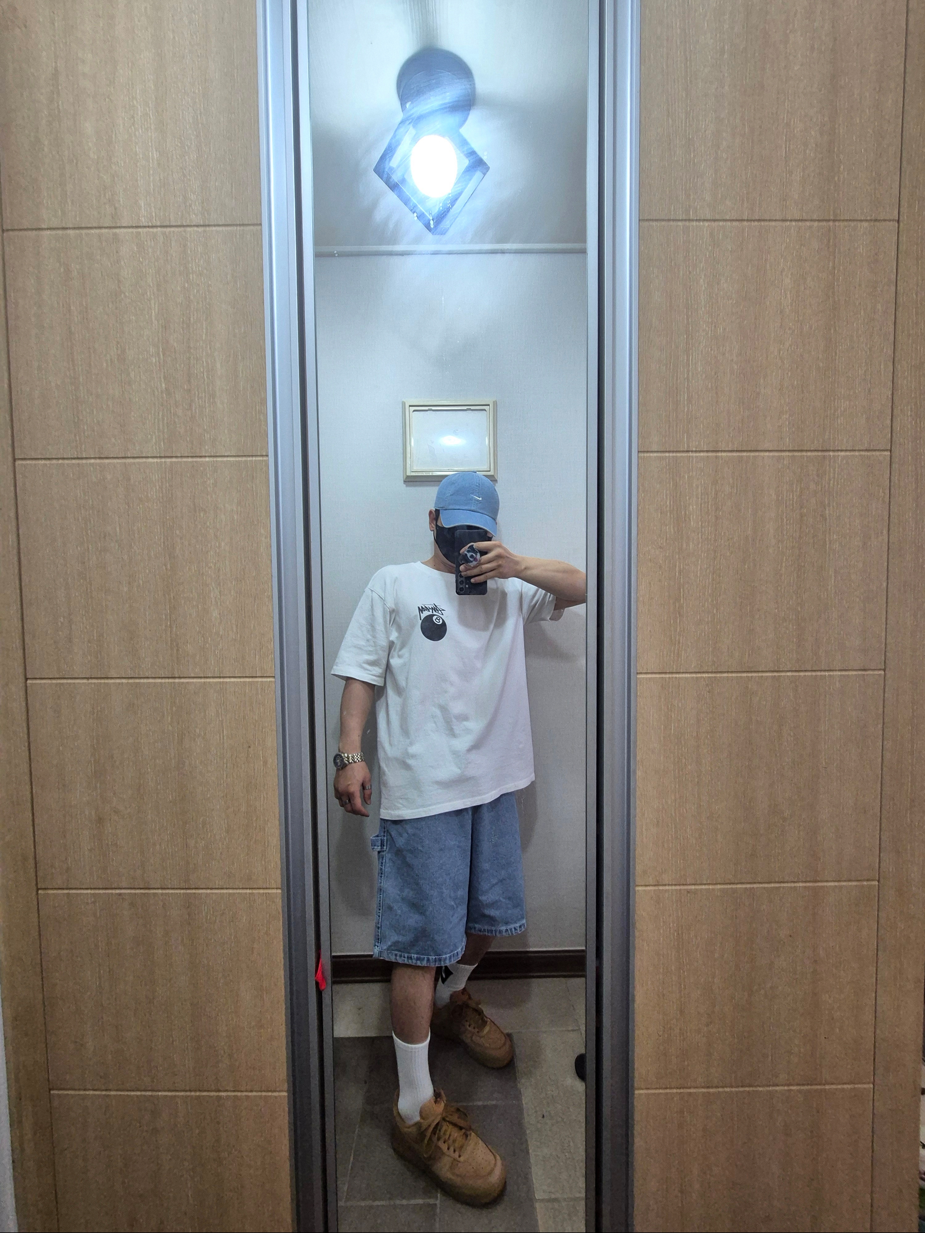 Nike Air Force 1 '07 WB Flax, Stussy 8 Ball T-Shirt White 착용 스타일