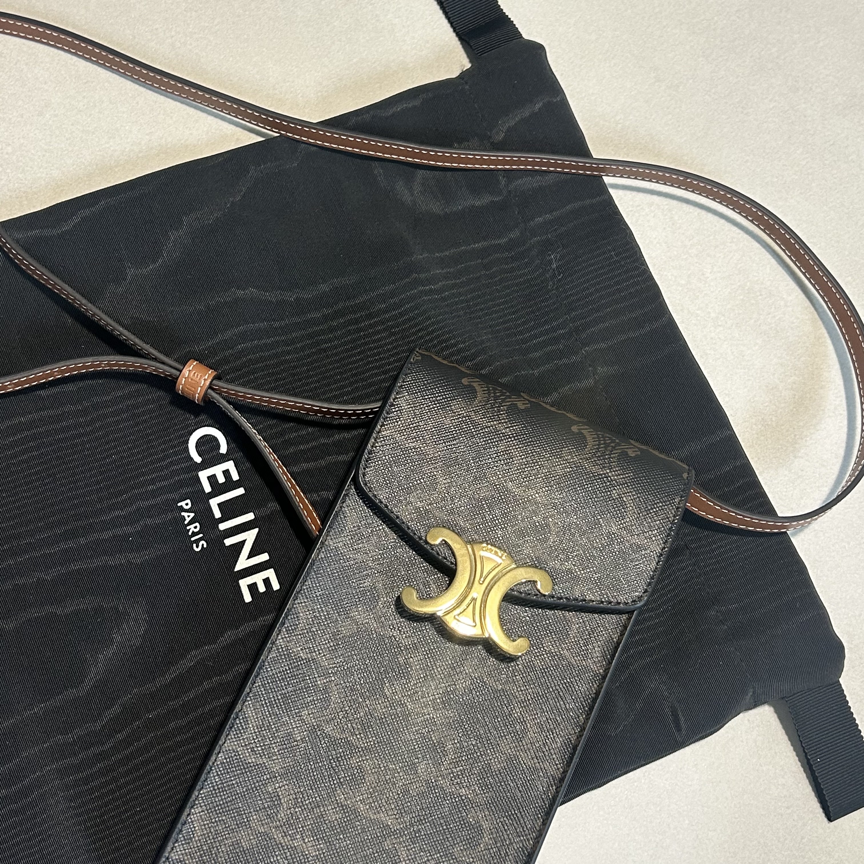 Celine Triomphe Phone Pouch in Triomphe Canvas Tan 착용 스타일 - 1