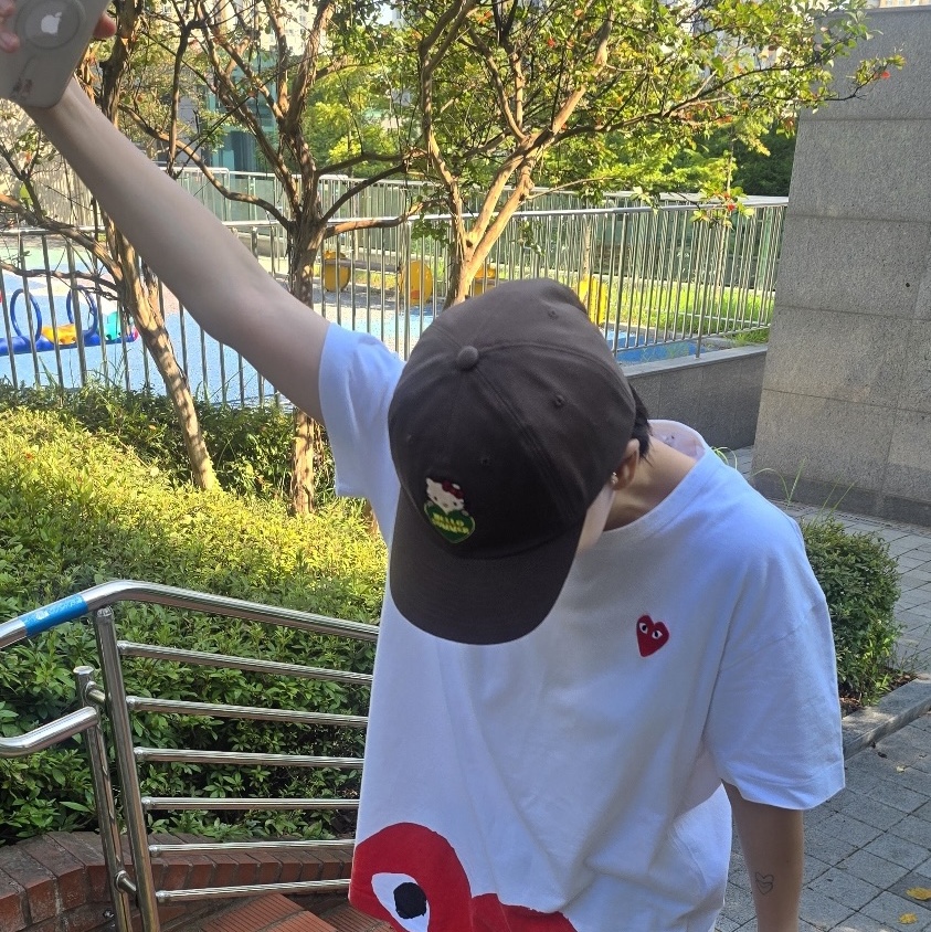 Farven x Tanning Hello Kitty Hello Summer Ball Cap_Brown 착용 스타일