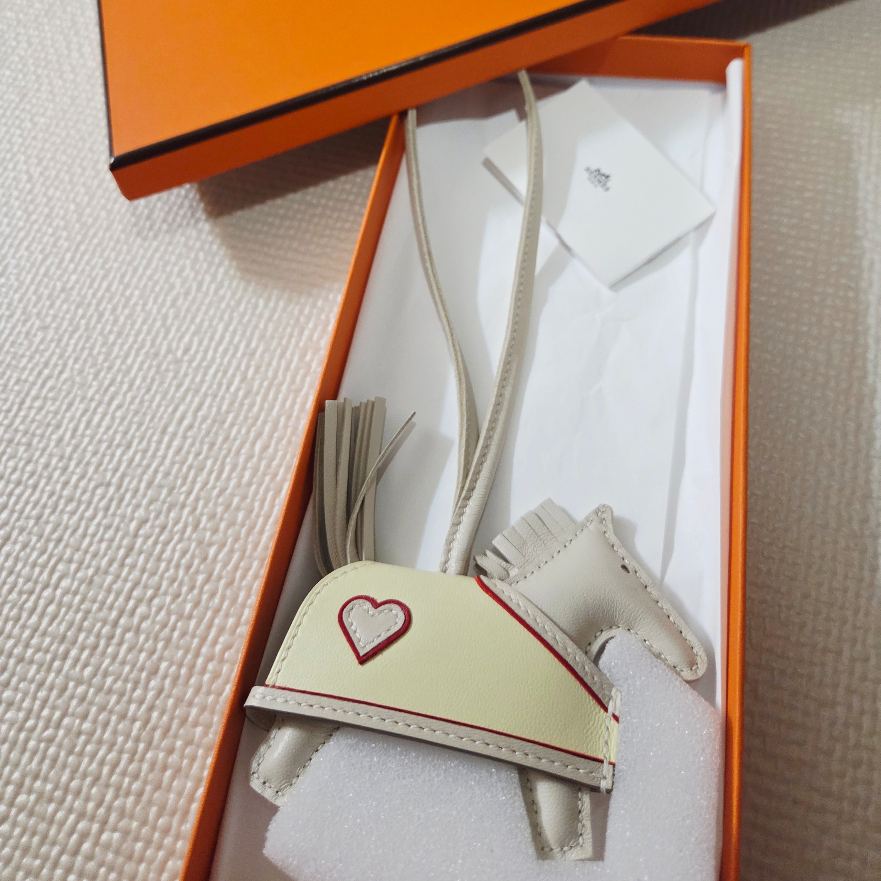 Hermes Rodeo Robeo Coeur PM Charm Milo Lambskin & Craie Craie Jaune Milton Rouge Radieux 착용 스타일