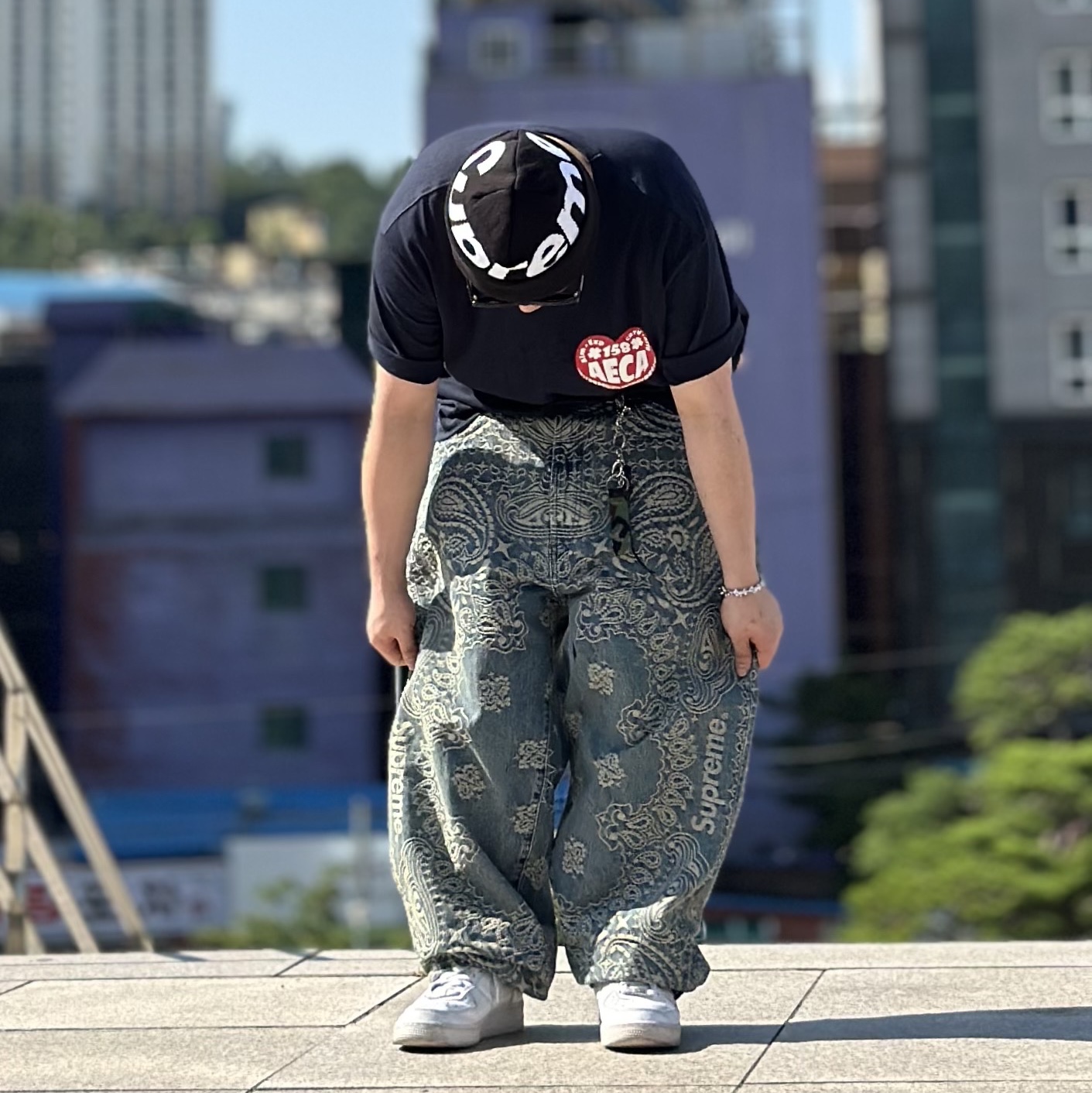 Supreme Bandana Jacquard Baggy Jean Blue - 25SS, Supreme Big Logo Beanie Black 착용 스타일 - 3