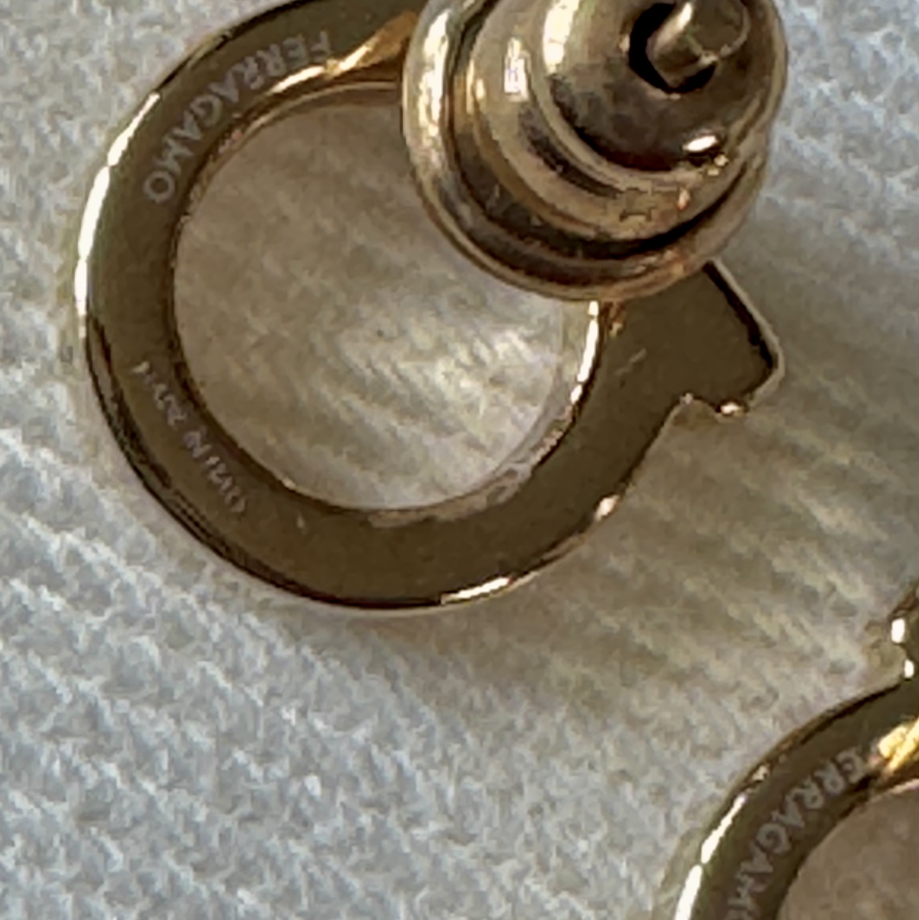 (W) Ferragamo Gancini Small Earrings Brass & Gold, (W) Ferragamo Gancini Small Earrings Brass & Palladium 착용 스타일 - 5