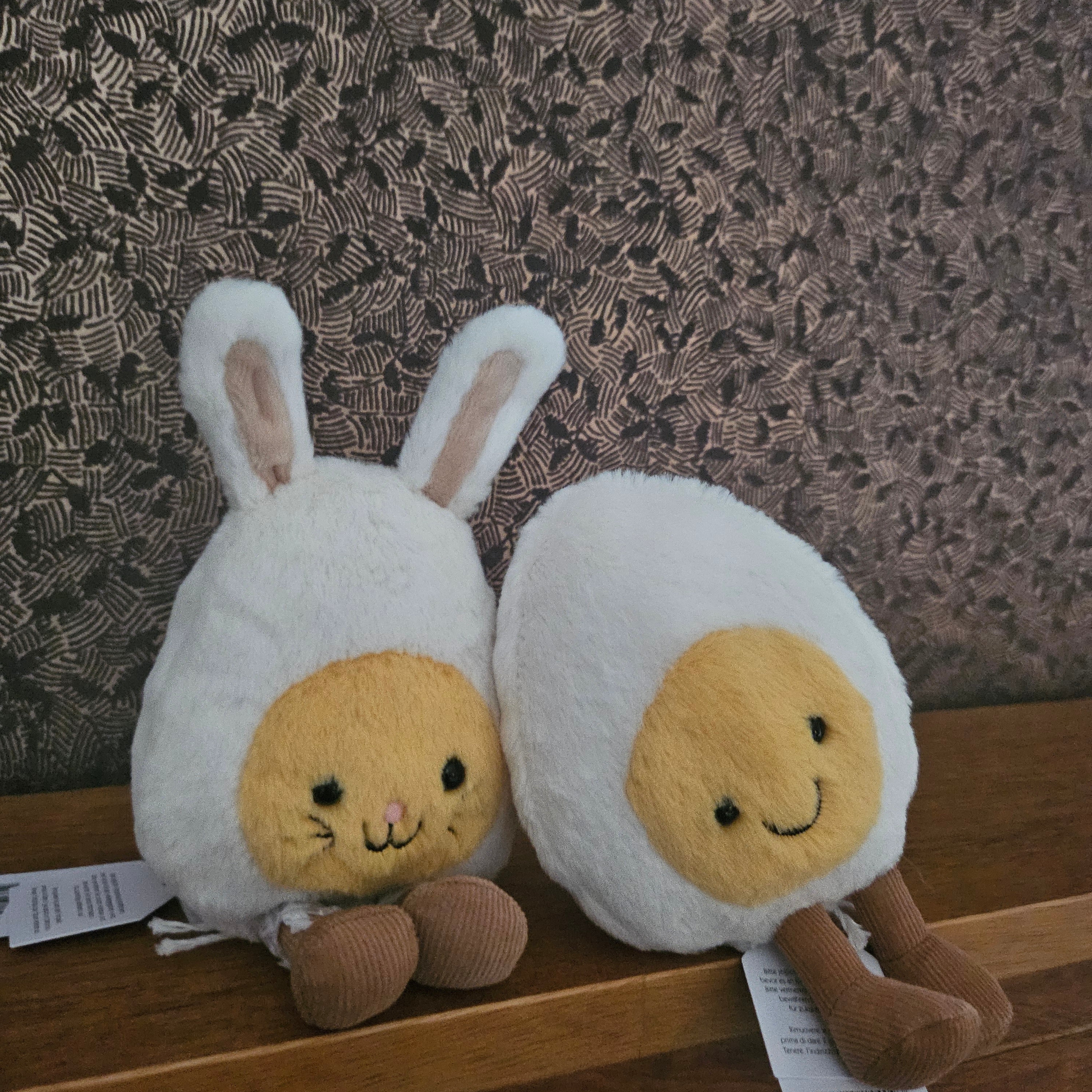 Jellycat Amuseables Happy Boiled Egg Yellow, Jellycat Amuseables Bunny Egg White 착용 스타일