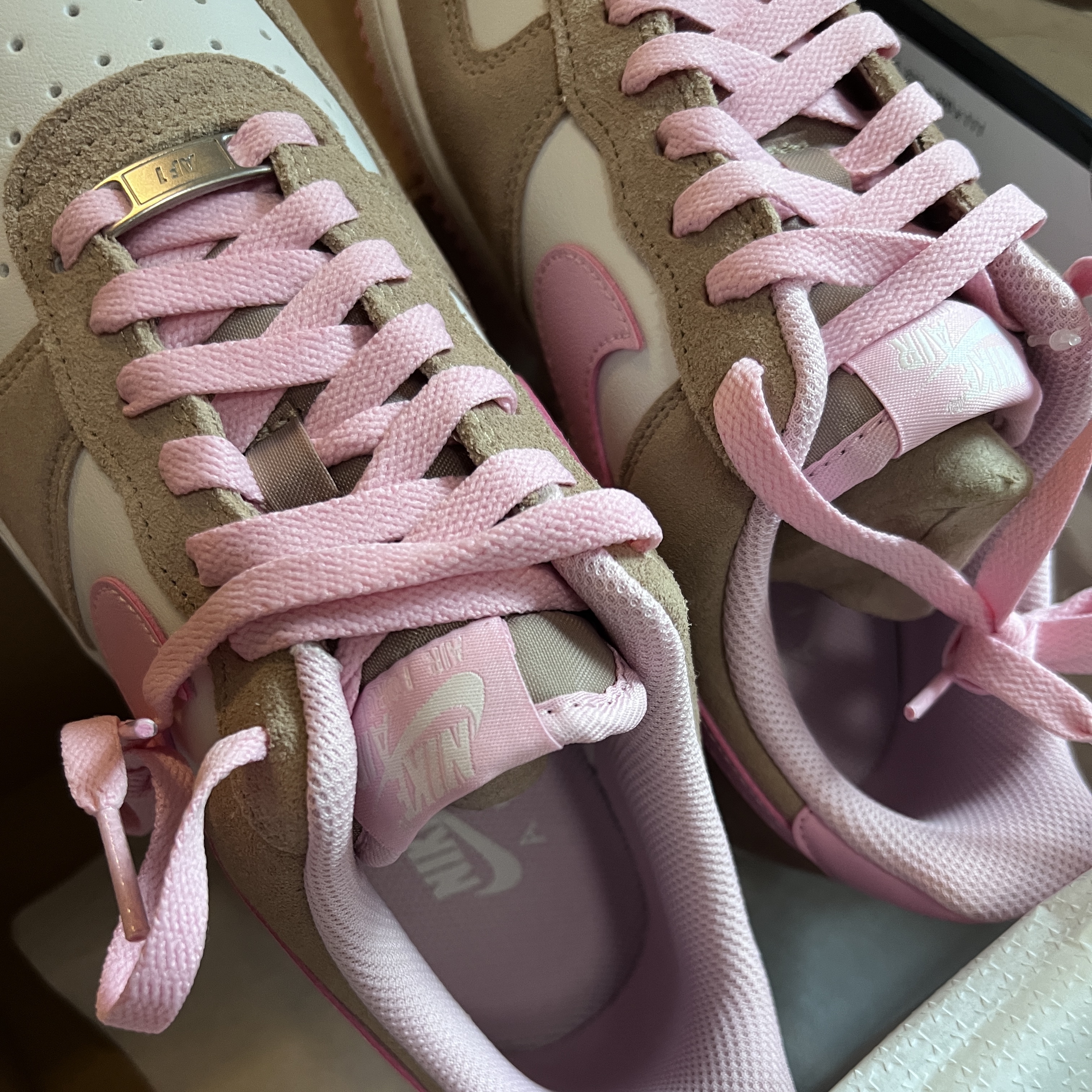 Nike Air Force 1 '07 LV8 Medium Soft Pink Phantom 착용 스타일