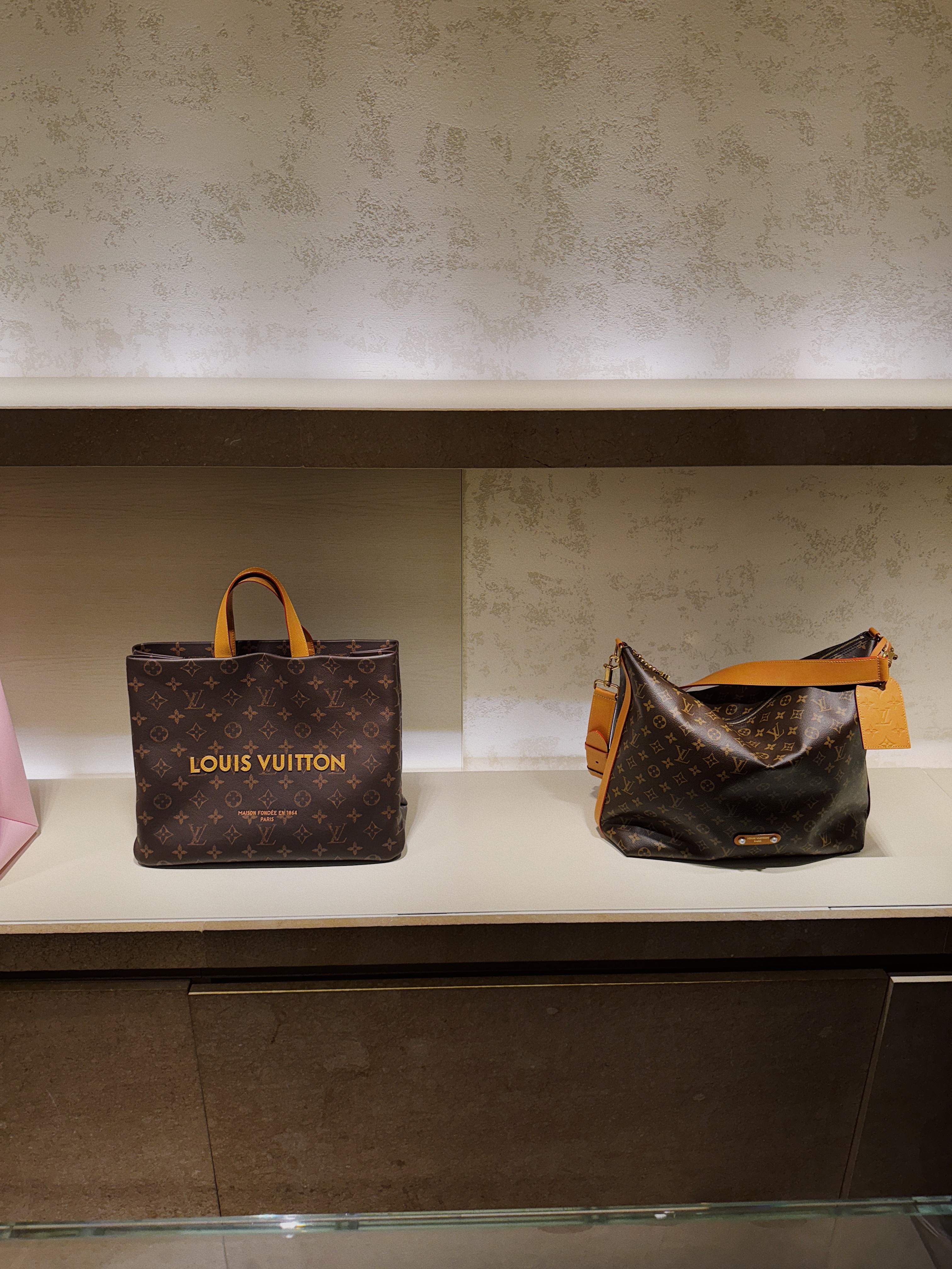 Louis Vuitton Shopper Tote MM Brown, Louis Vuitton Shopper Tote MM Monogram 착용 스타일 - 3