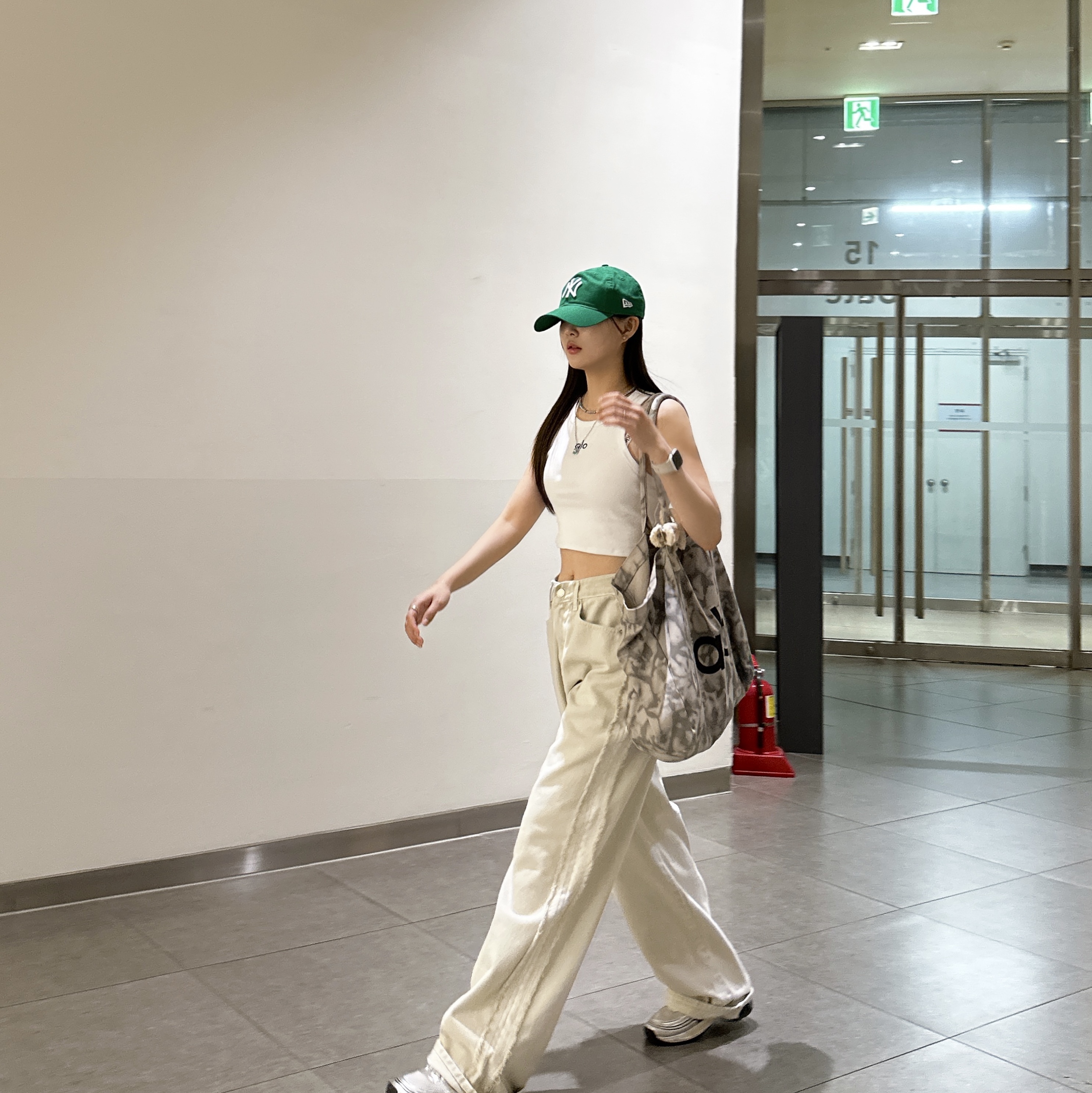 New Era x MoMA New York Yankees Cap Kelly Green, Alo Yoga Iconic Shopper Tote Bag Grey Tiedye 착용 스타일 - 3
