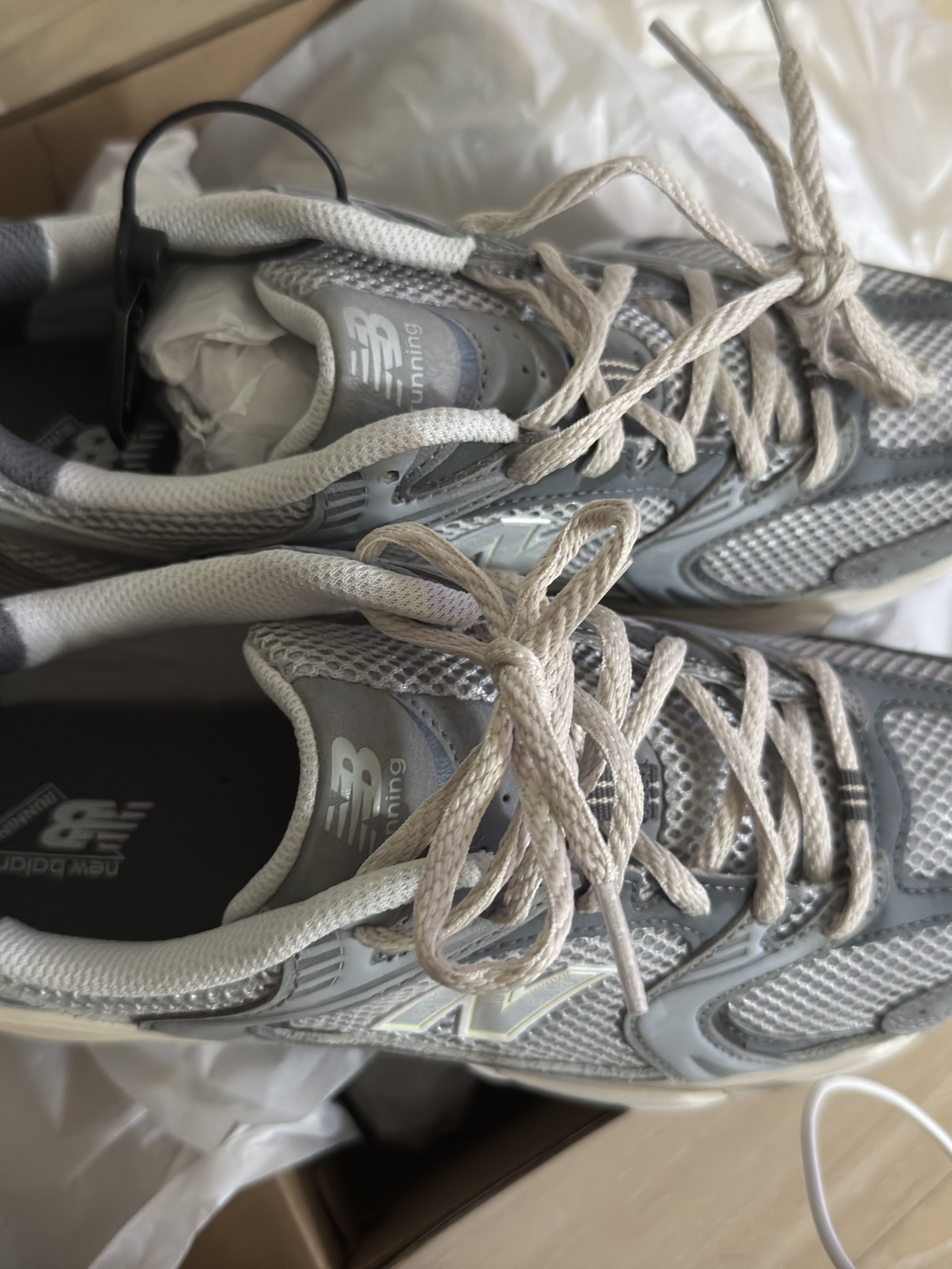 New Balance 530 Premium Vintage Grey Matter, New Balance 1906A Silver Metallic Castlerock 착용 스타일 - 4