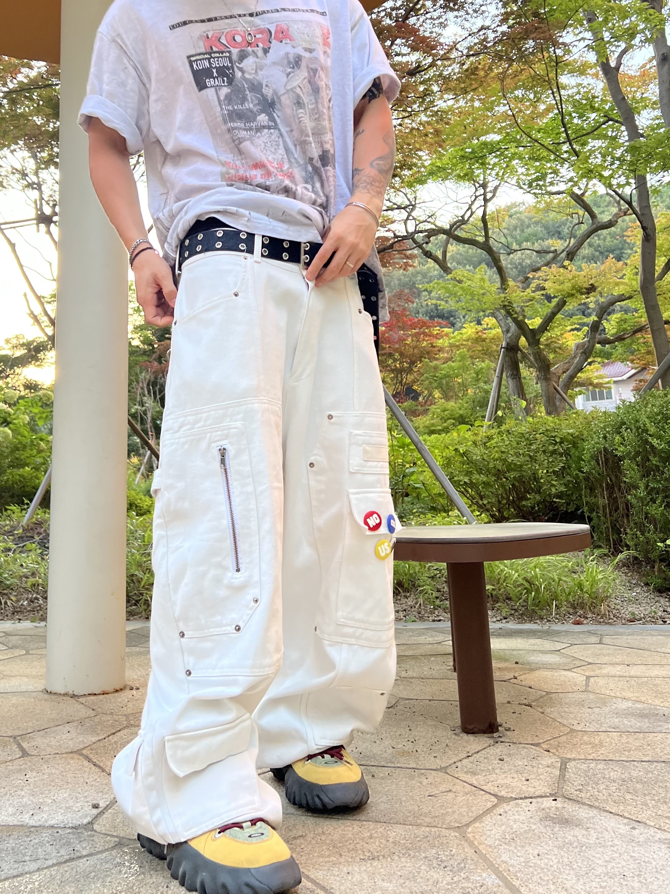 Nos Couleurs x Koin x Llud Rivet Carpenter Pants White, GRAILZ x KOIN SEOUL Magazine T-Shirts Melange Grey 착용 스타일 - 6