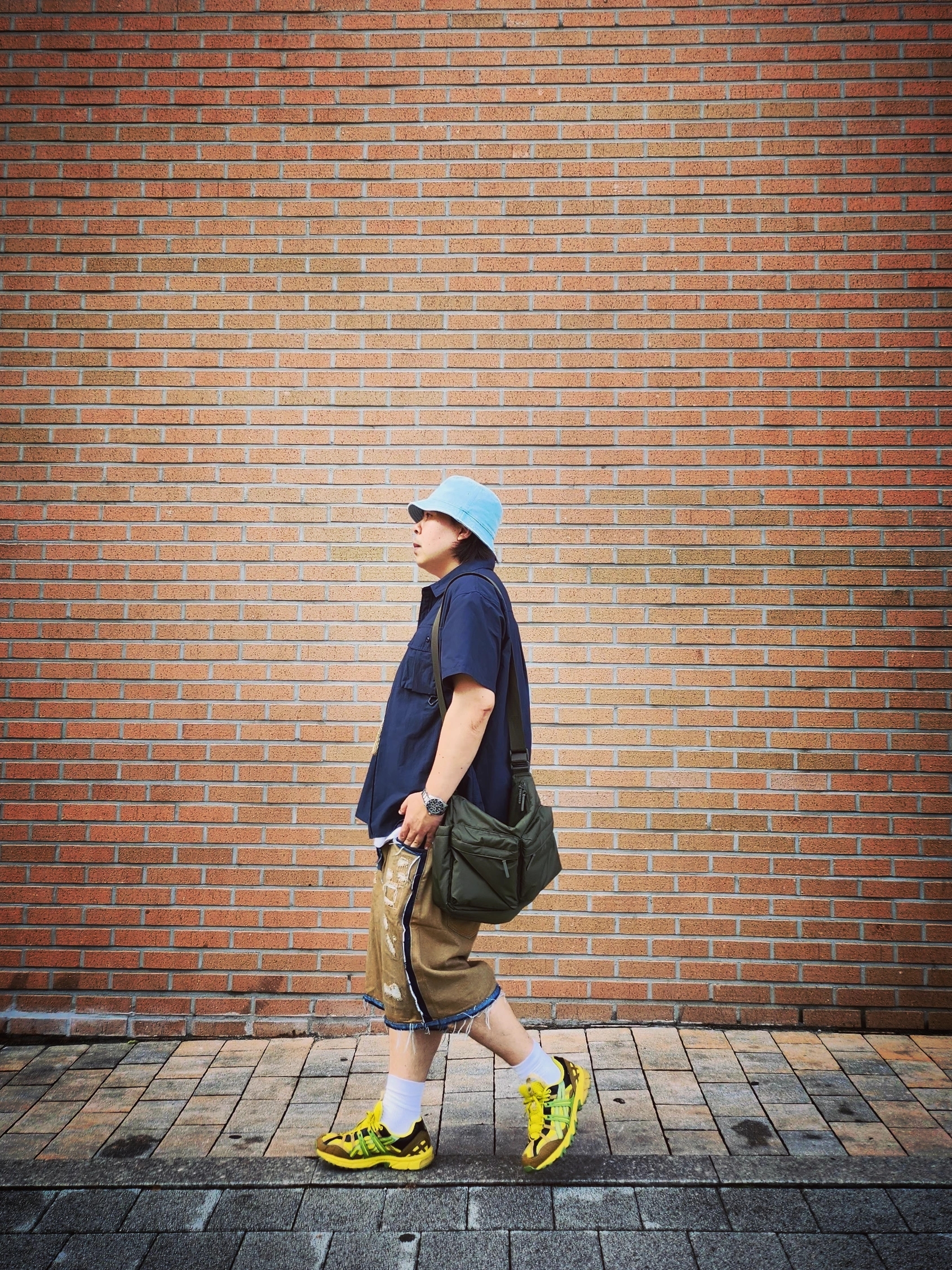 Nike Apex Denim Bucket Hat Aegean Storm Thunder Blue, Uniqlo Multi Pocket Shoulder Bag Olive 착용 스타일 - 1