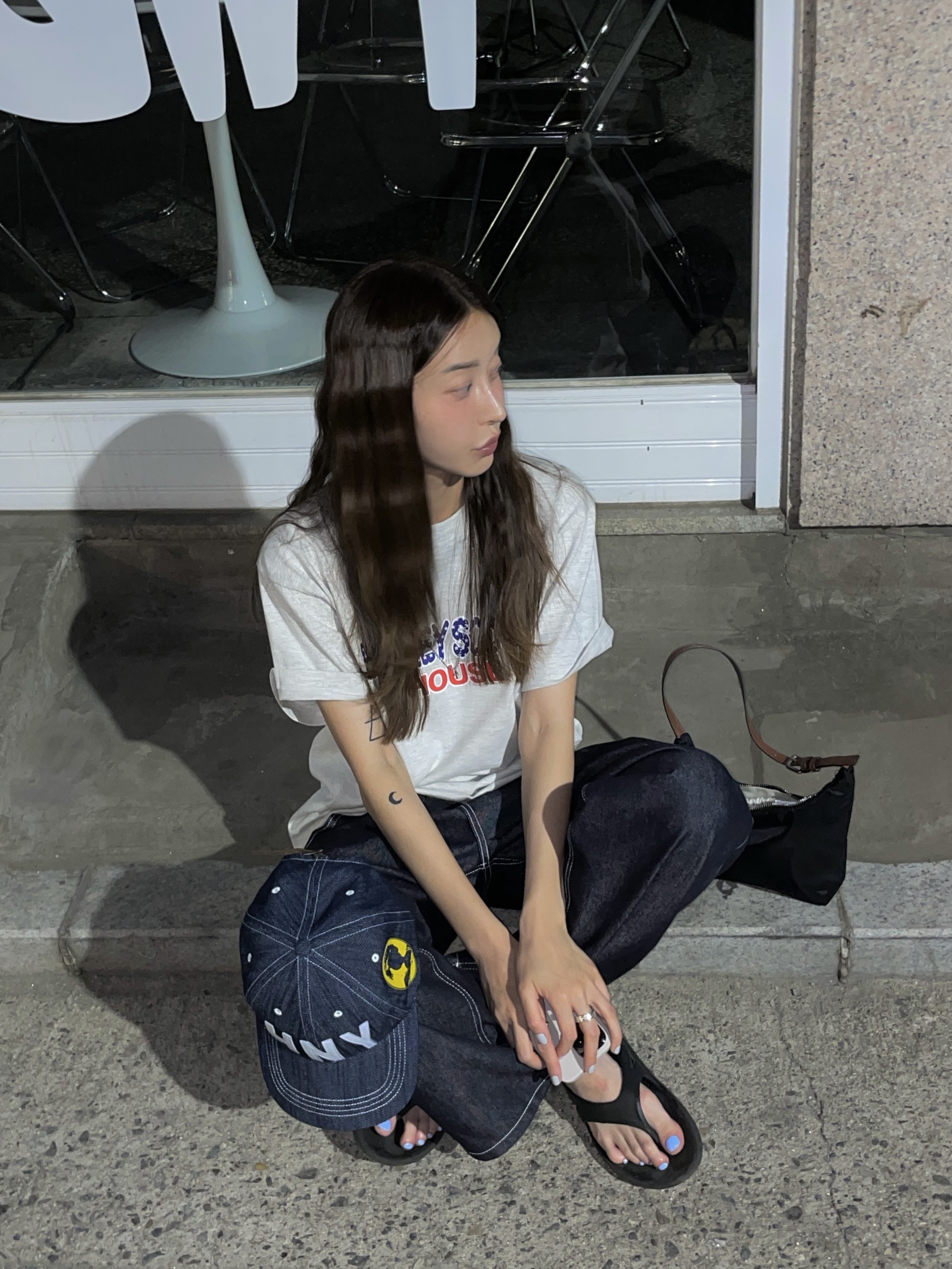 Honey Scoop House HNY Denim Cap Indigo, Honey Scoop House Flag Logo Tee Oatmeal 착용 스타일 - 2