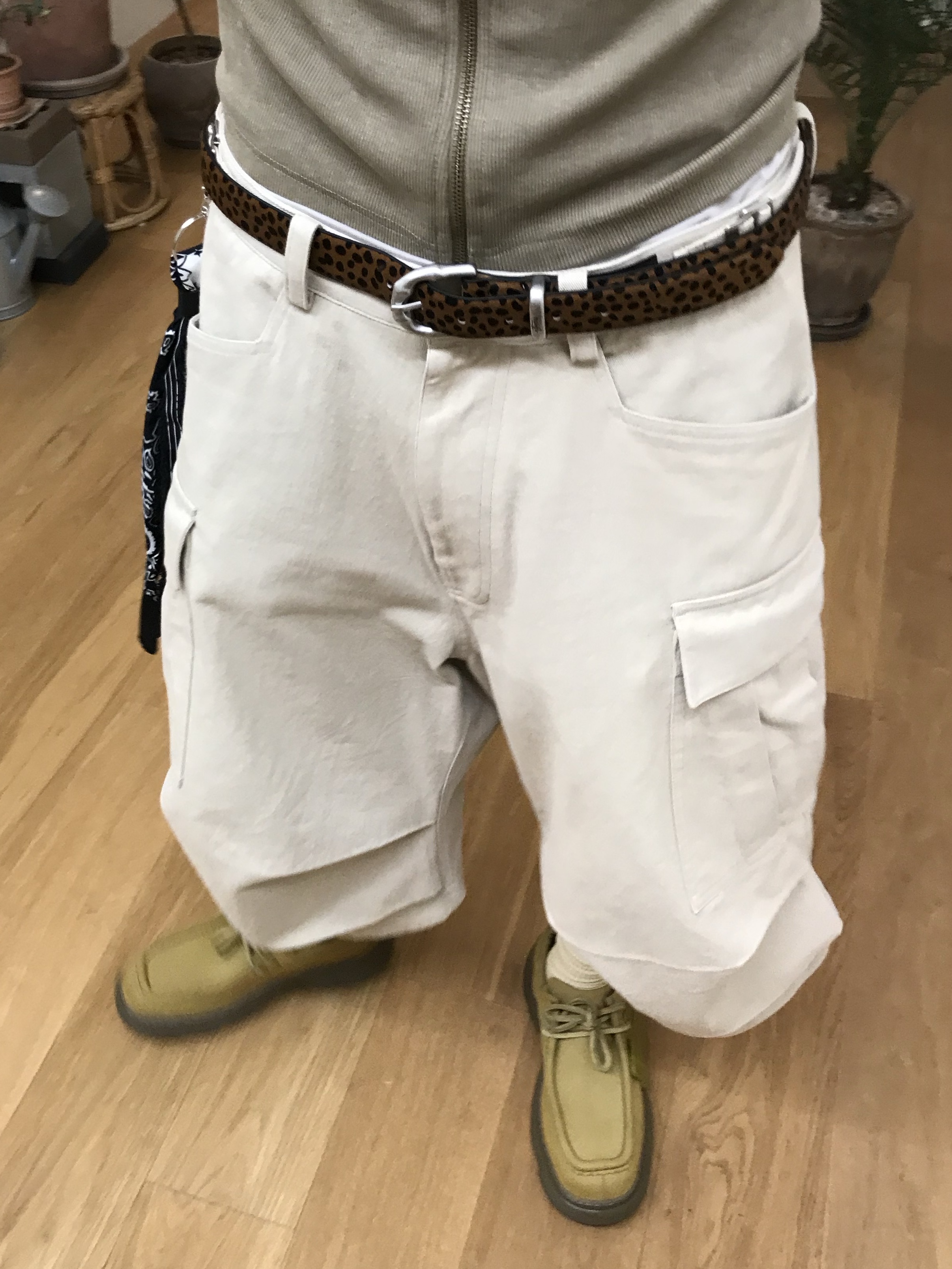 Stussy Bamboo Buckle Belt Hairy Leopard Pattern, Nonnod Side Cargo Shorts Beige 착용 스타일 - 2