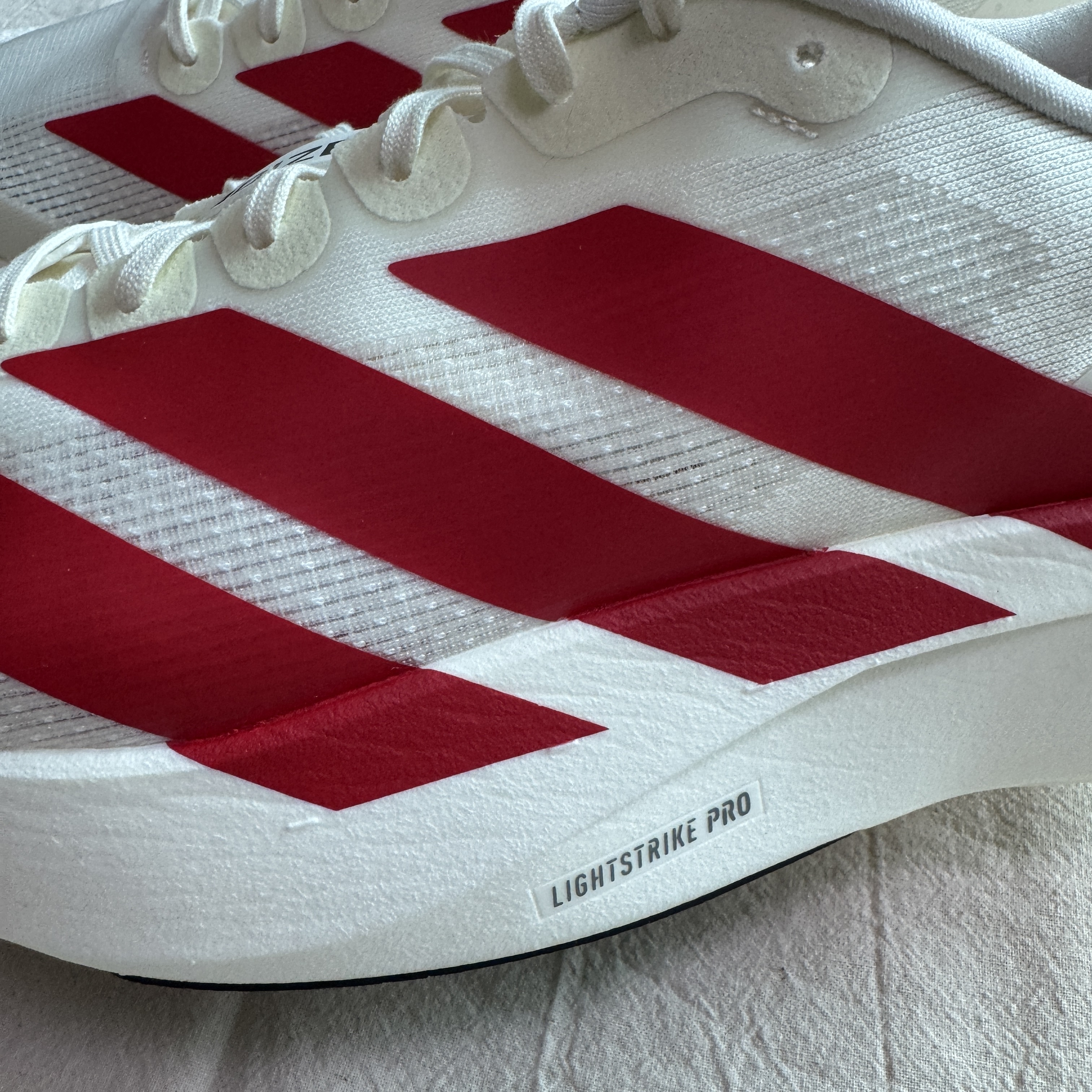 Adidas Adizero EVO SL Off White Better Scarlet 착용 스타일 - 2