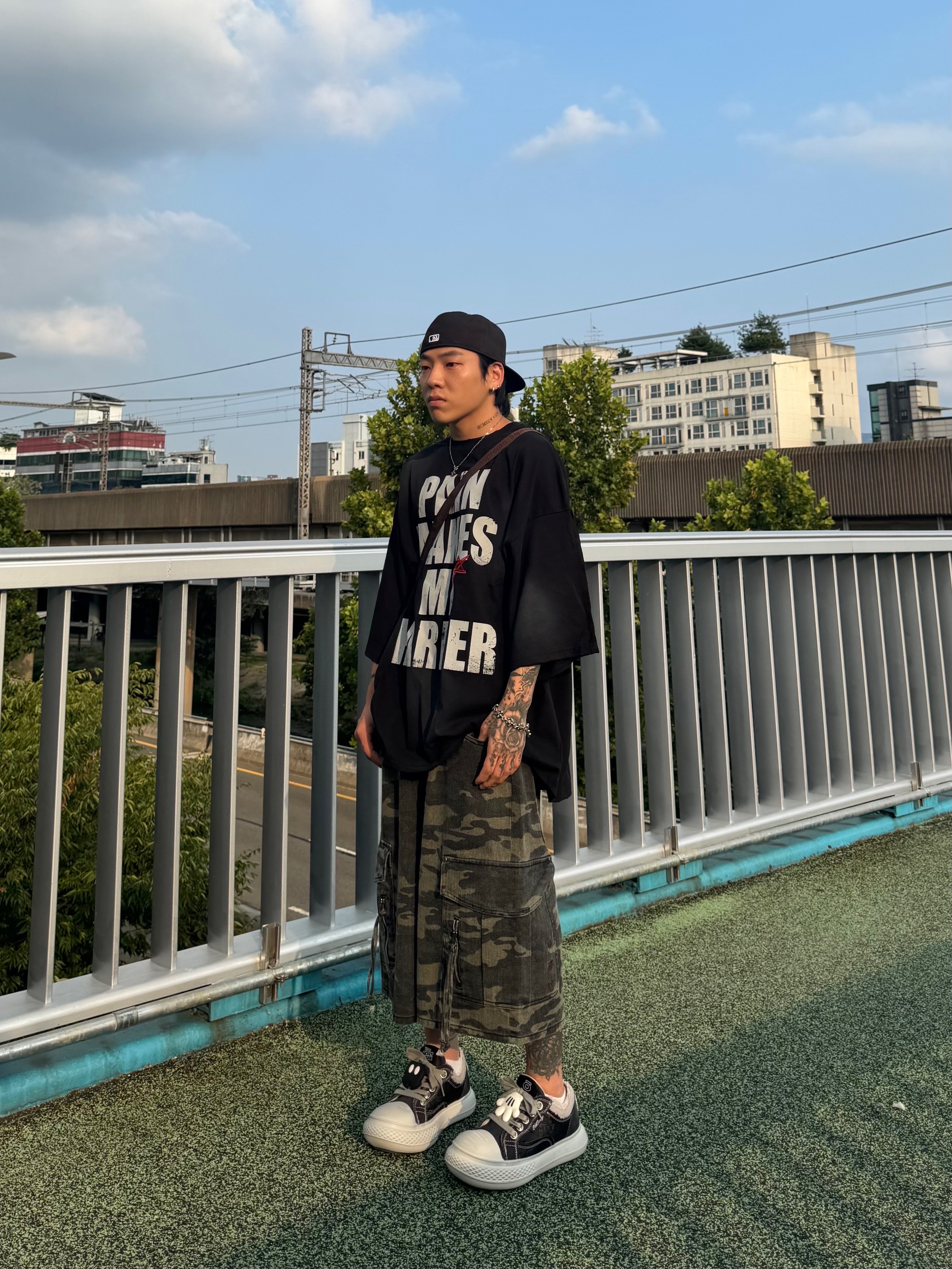 Supreme Mesh Mini Duffle Bag Truetimber Kanati Camo - 25SS 착용 스타일 - 1