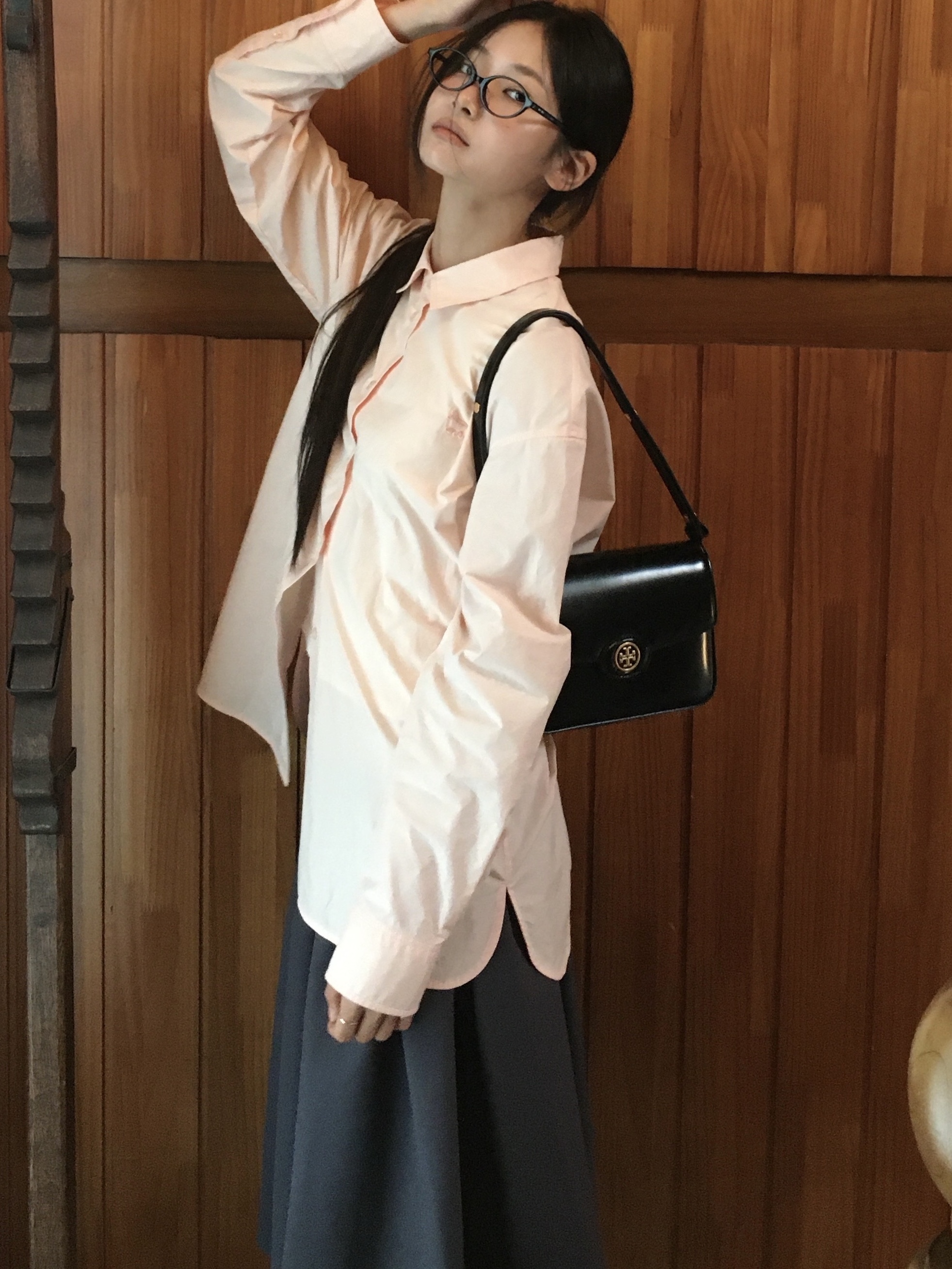 Tory Burch Robinson Spazzolato Convertible Shoulder Bag Black, (W) Maison Kitsune Fox Embroidery Classic Shirt Light Pink 착용 스타일 - 3