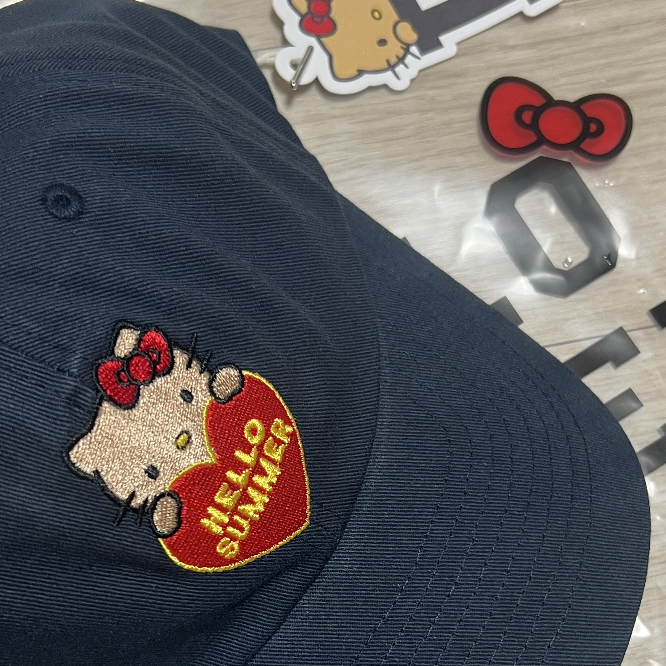 Farven x Tanning Hello Kitty Hello Summer Ball Cap_Navy 착용 스타일