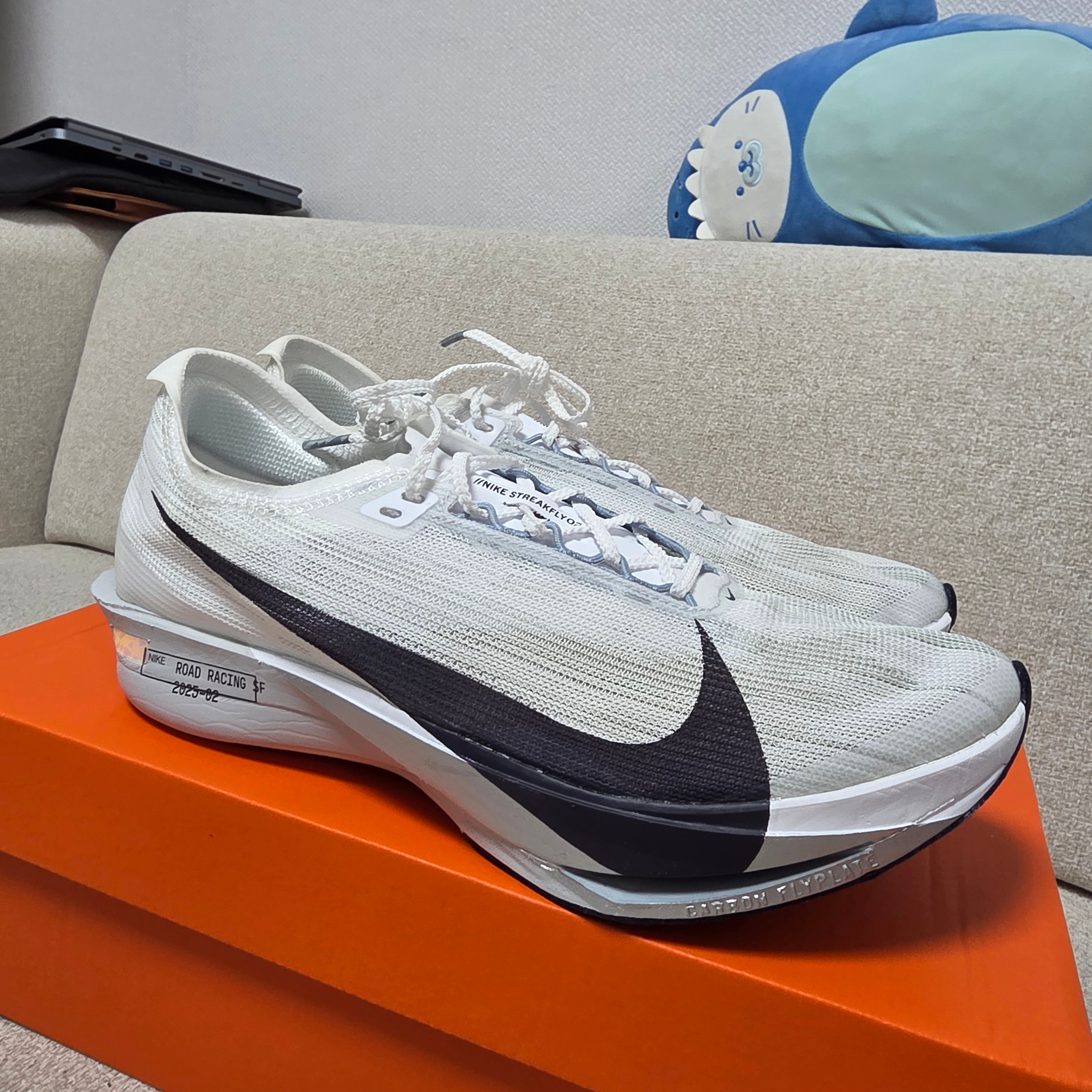 Nike ZoomX Streakfly 2 White Obsidian Mist 착용 스타일
