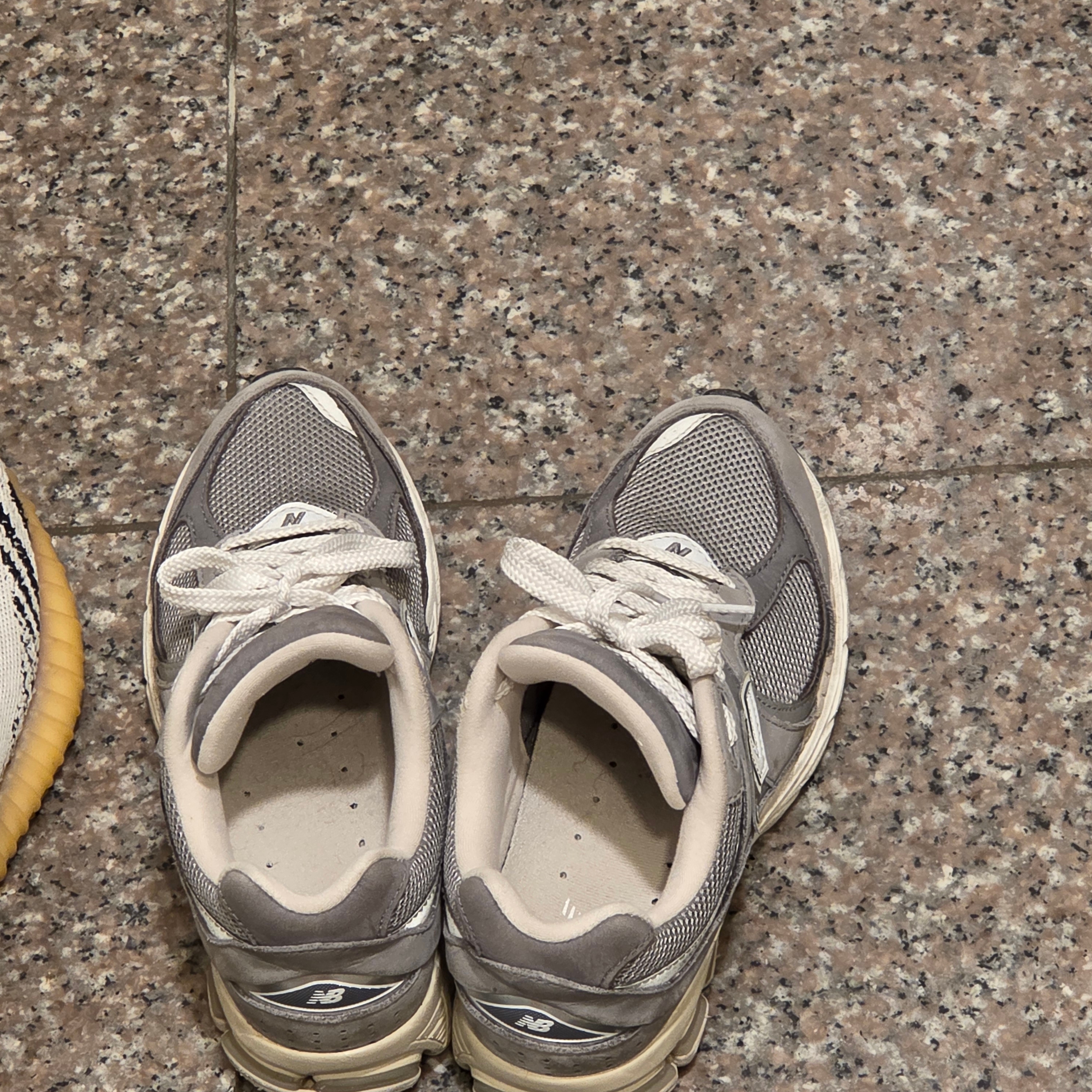 New Balance 2002R Premium Vintage Grey 착용 스타일