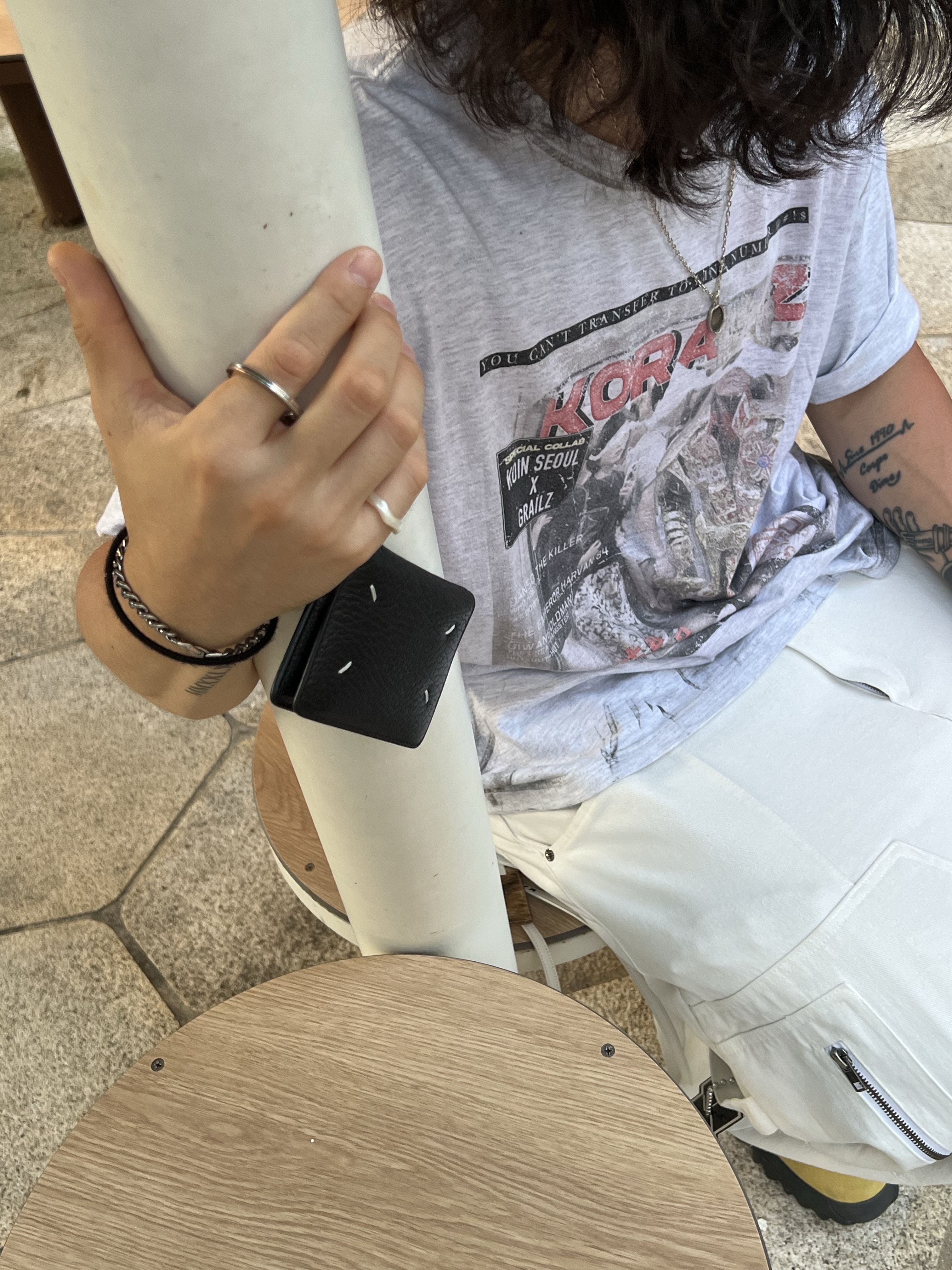 Nos Couleurs x Koin x Llud Rivet Carpenter Pants White, GRAILZ x KOIN SEOUL Magazine T-Shirts Melange Grey 착용 스타일 - 2