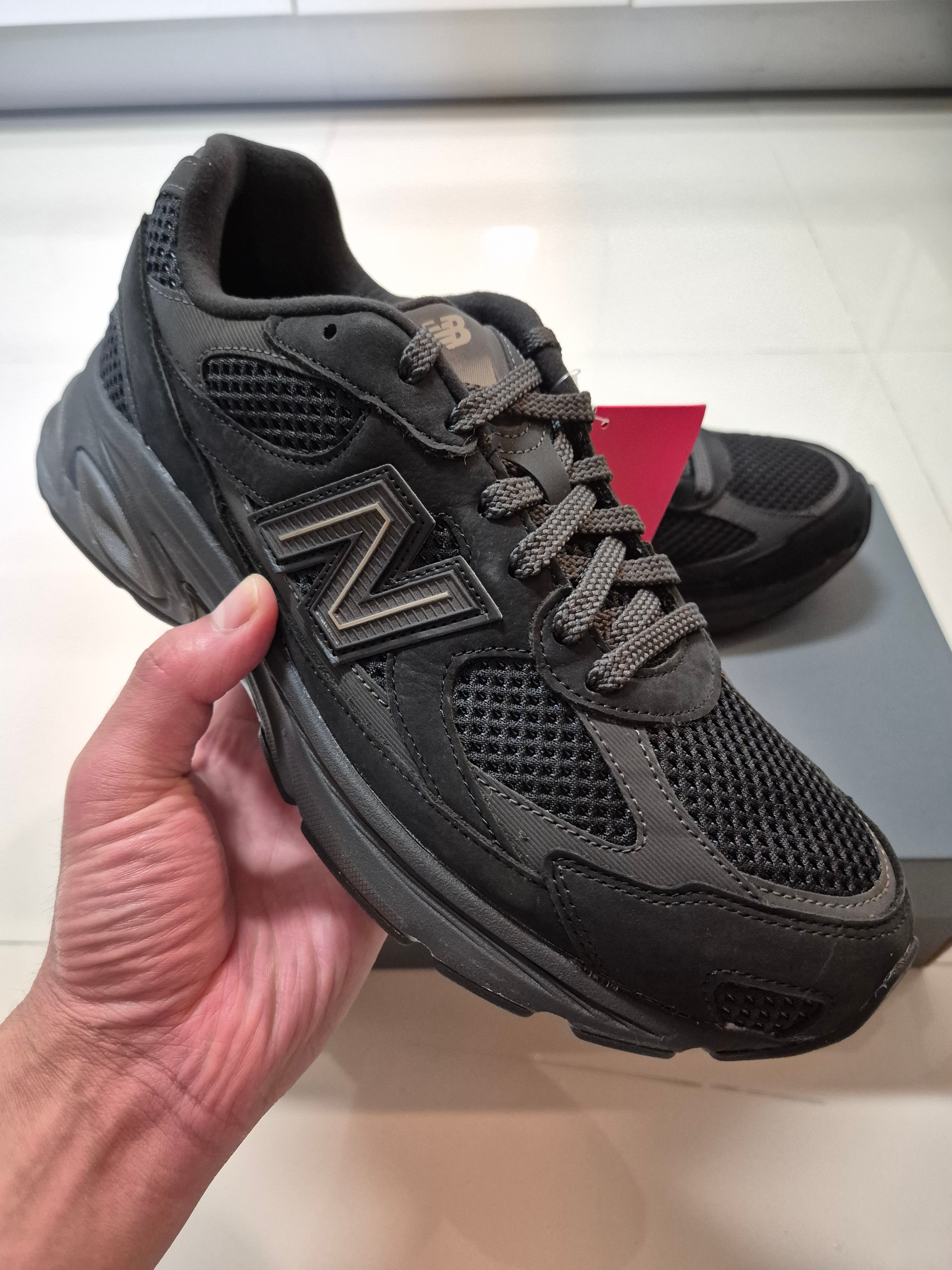 New Balance 2010 Black Black Cement 착용 스타일