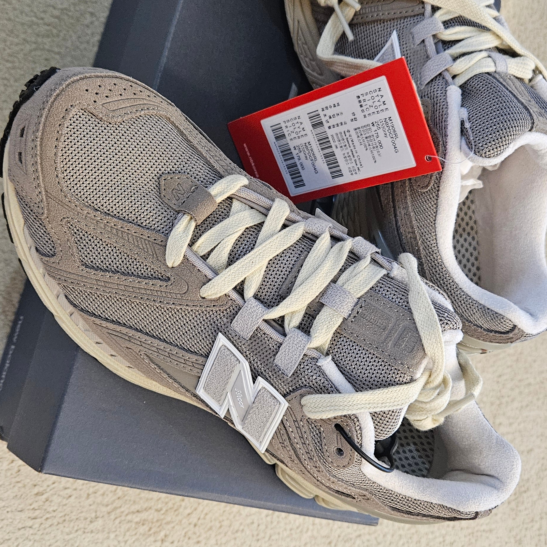 New Balance 1906R Charcoal Gray Bone 착용 스타일