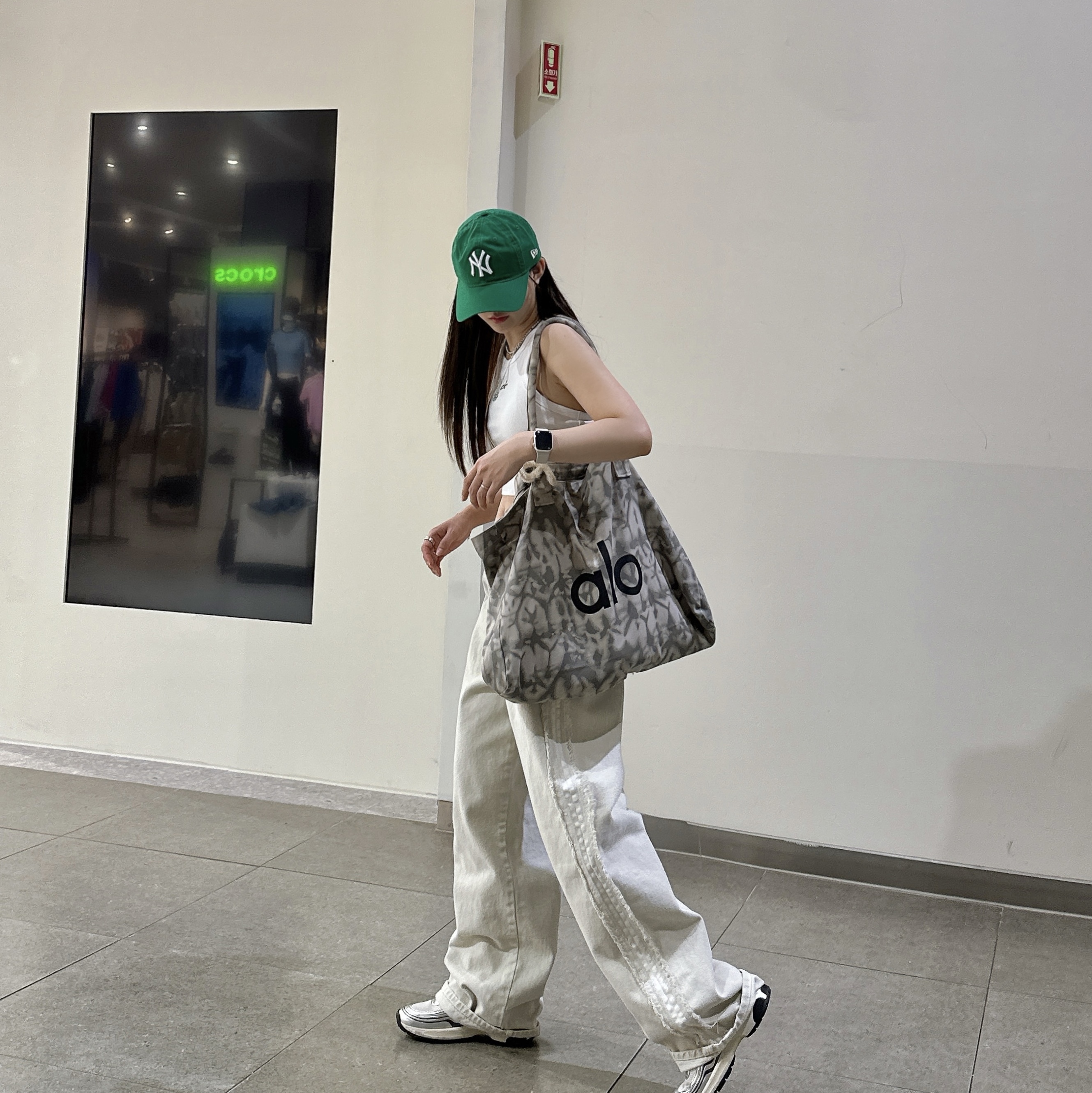 New Era x MoMA New York Yankees Cap Kelly Green, Alo Yoga Iconic Shopper Tote Bag Grey Tiedye 착용 스타일 - 1