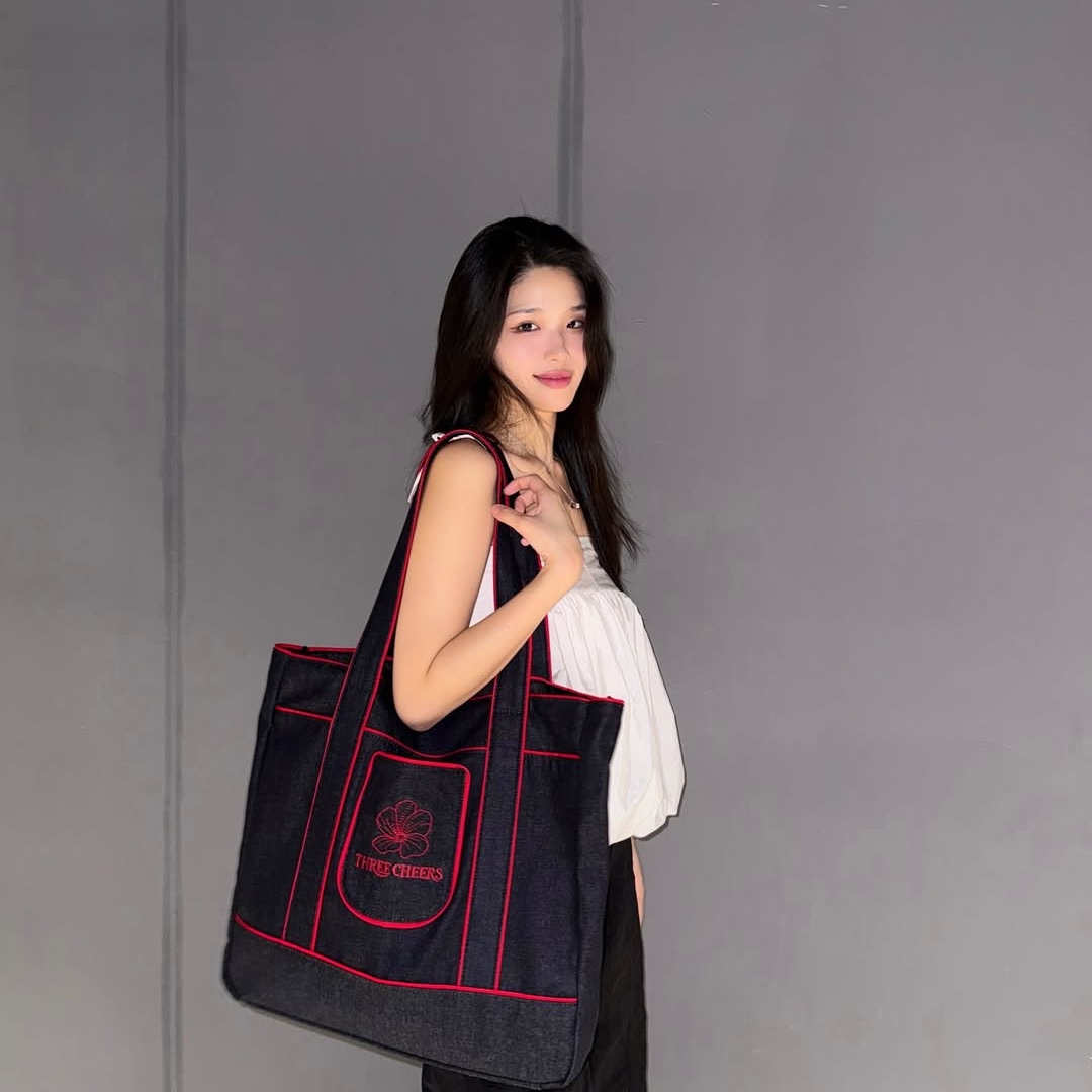 Threecheers Flower Logo Denim Bag 착용 스타일 - 1
