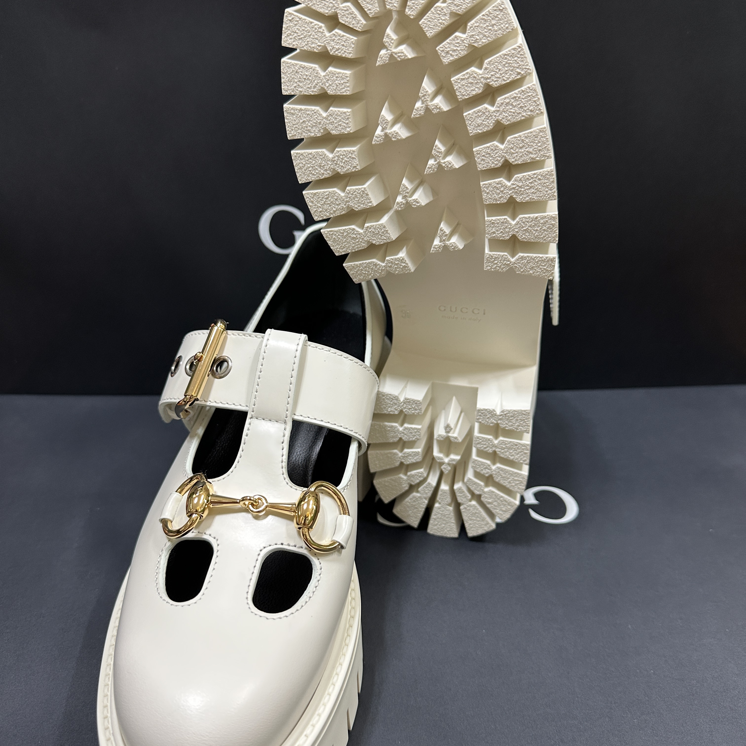 (W) Gucci Lug Horsebit 30mm Platform Loafer White 착용 스타일 - 1