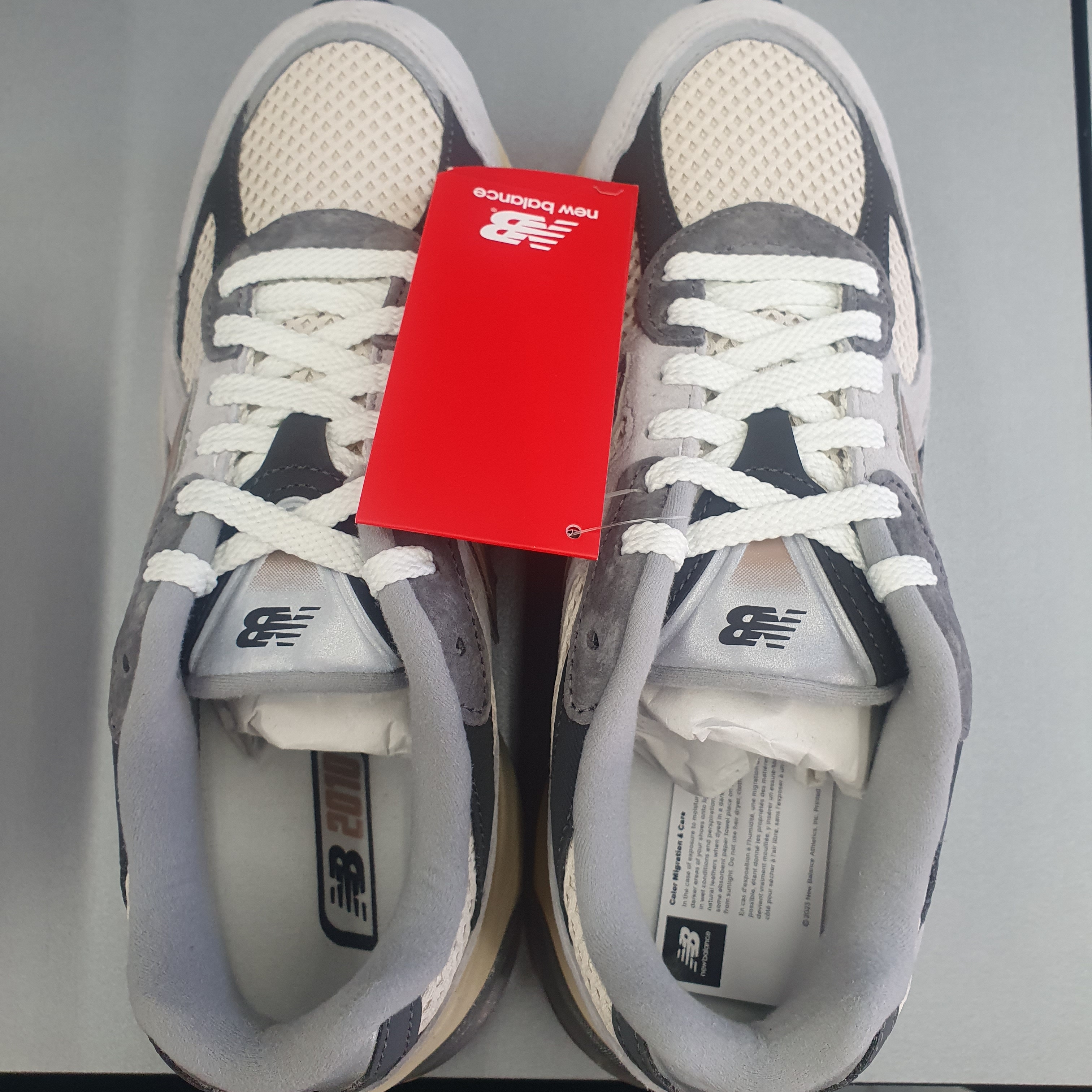 New Balance 2010 Brighton Grey Linen 착용 스타일 - 2