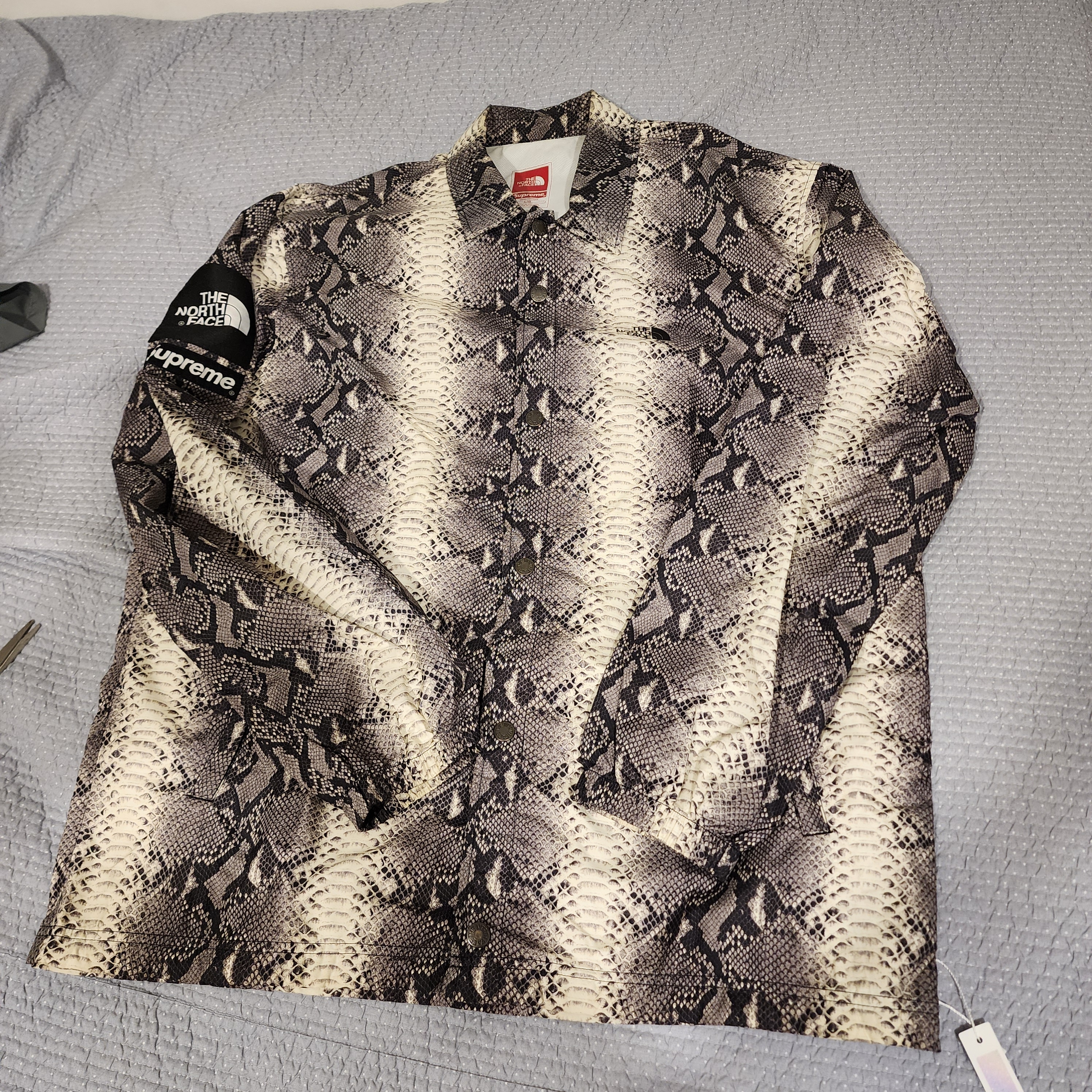 Supreme x The North Face Snakeskin Taped Seam Coaches Jacket Black - 18SS 착용 스타일 - 1