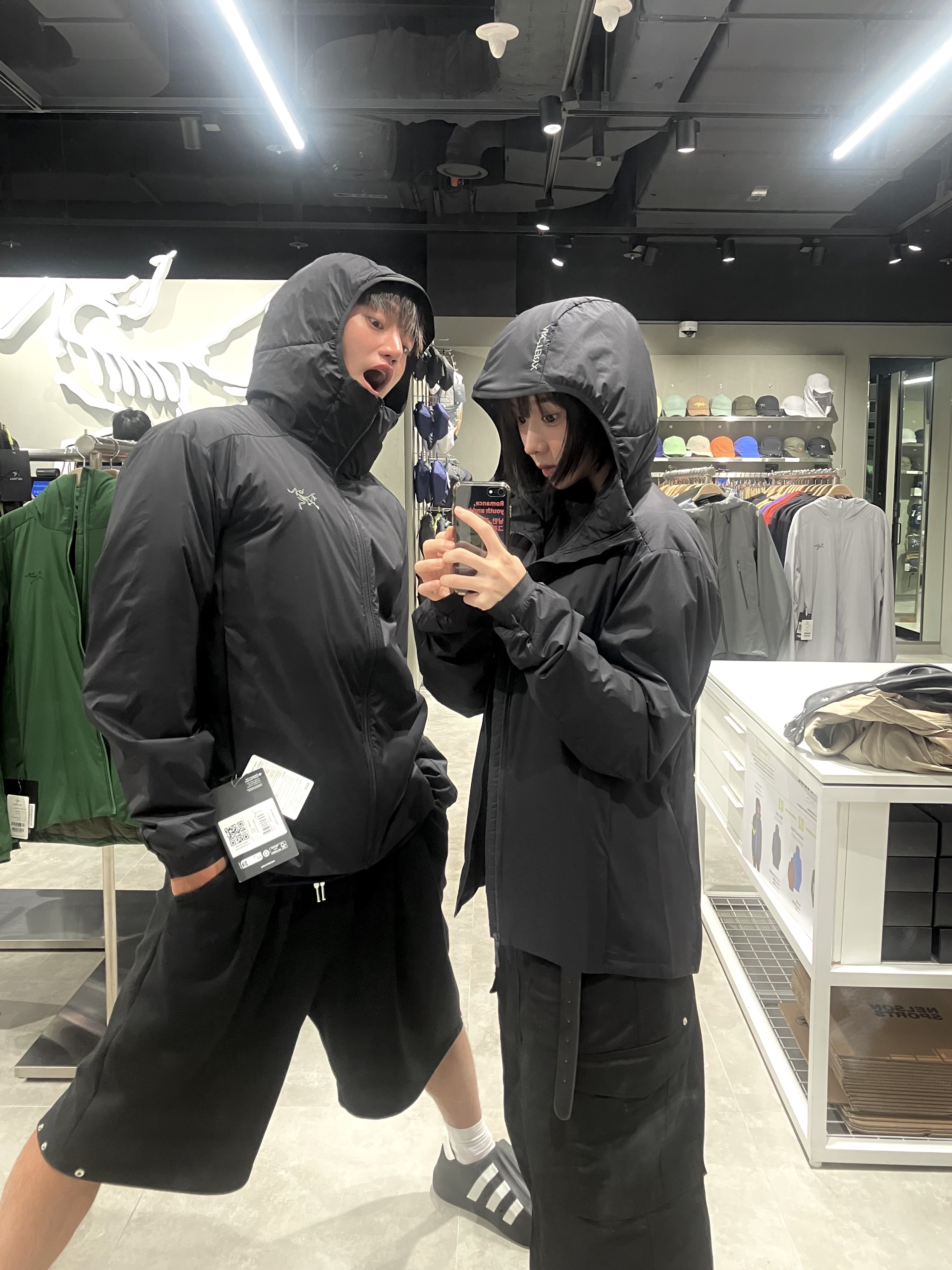 Arc'teryx Atom Hoody Black 착용 스타일 - 2