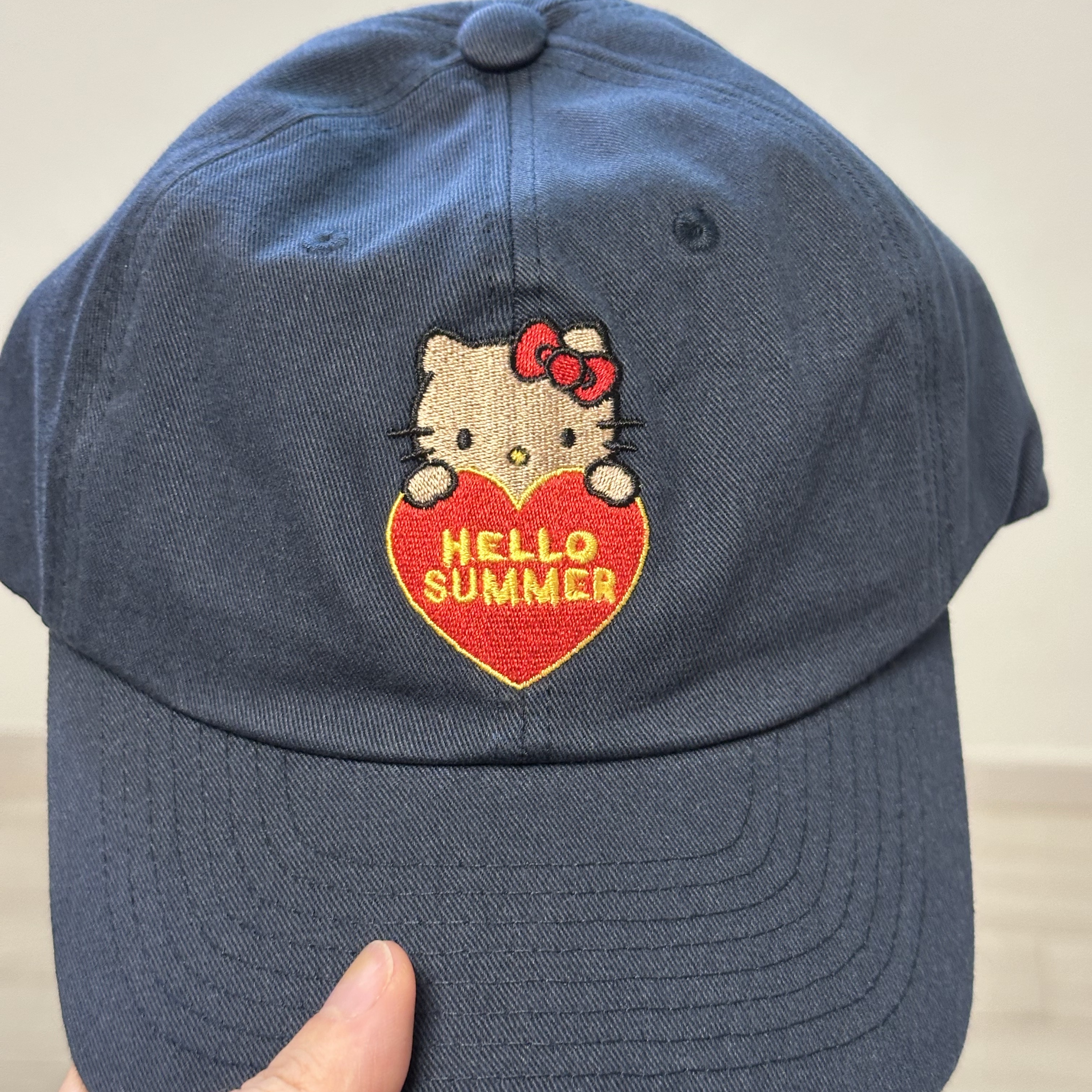 Farven x Tanning Hello Kitty Hello Summer Ball Cap_Navy 착용 스타일 - 1