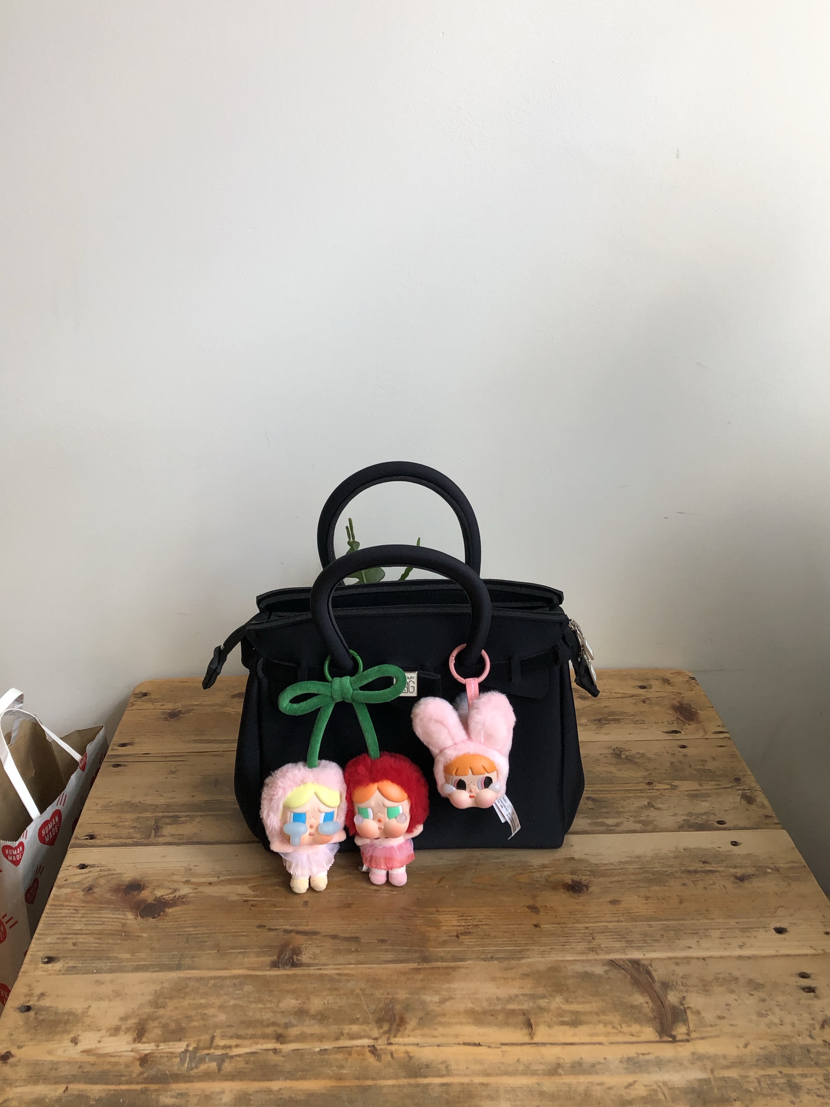 Pop Mart Crybaby Crying For Love Series Vinyl Plush, Pop Mart Crybaby x Powerpuff Girls Series Keyring Bunny Blossom (Opened Case) 착용 스타일