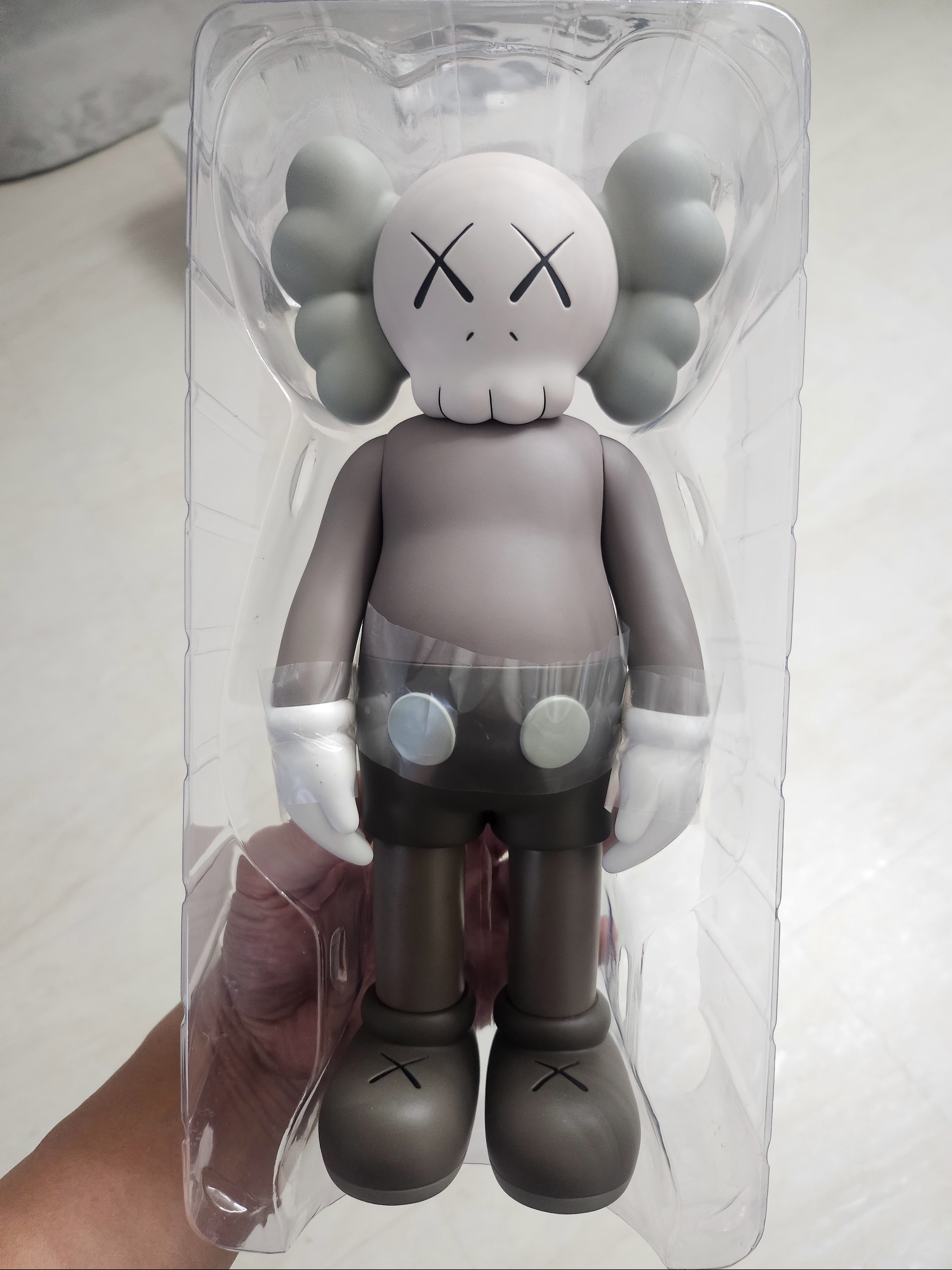 Kaws Companion Open Edition Vinyl Figure Brown 착용 스타일