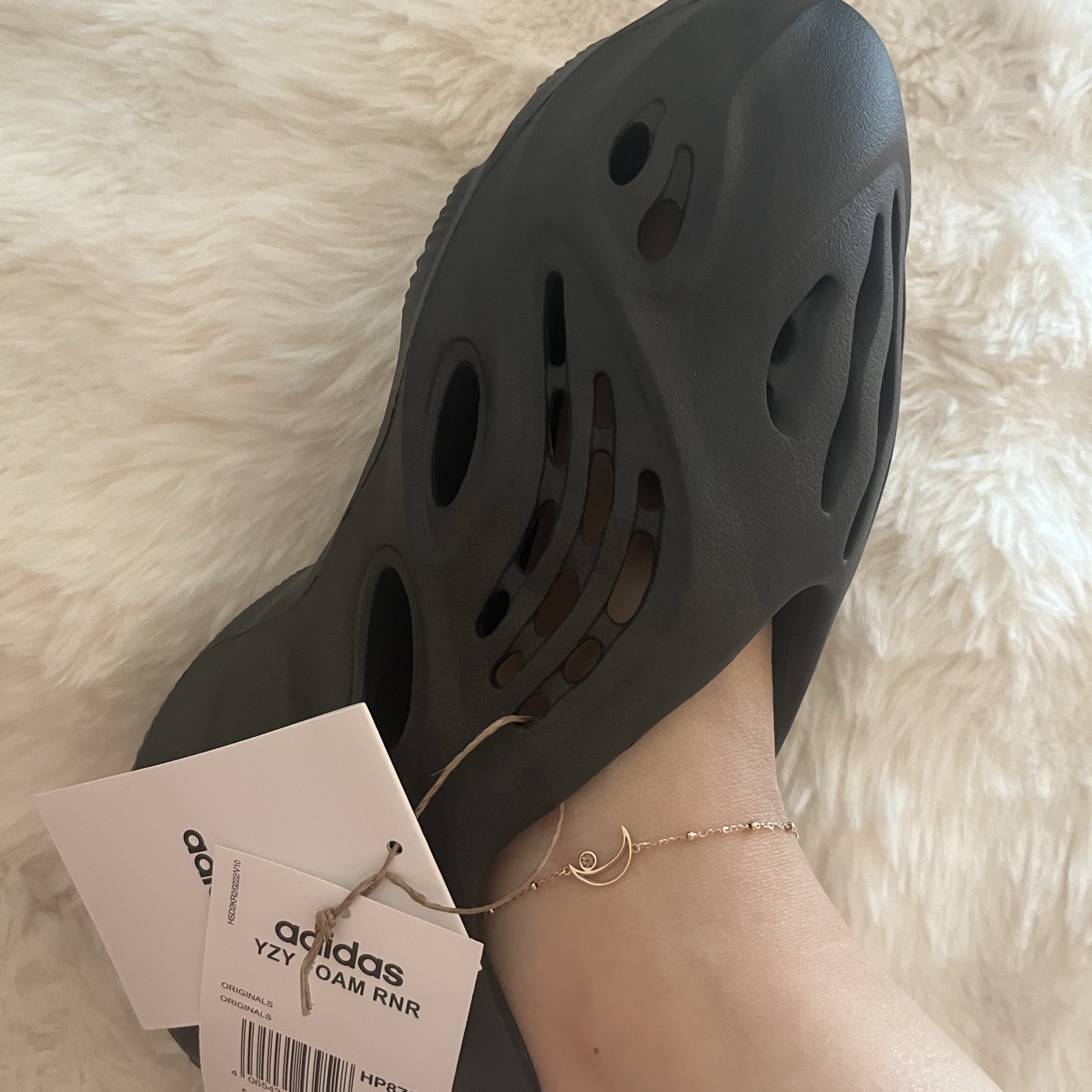 Adidas Yeezy Foam RNNR Onyx 착용 스타일