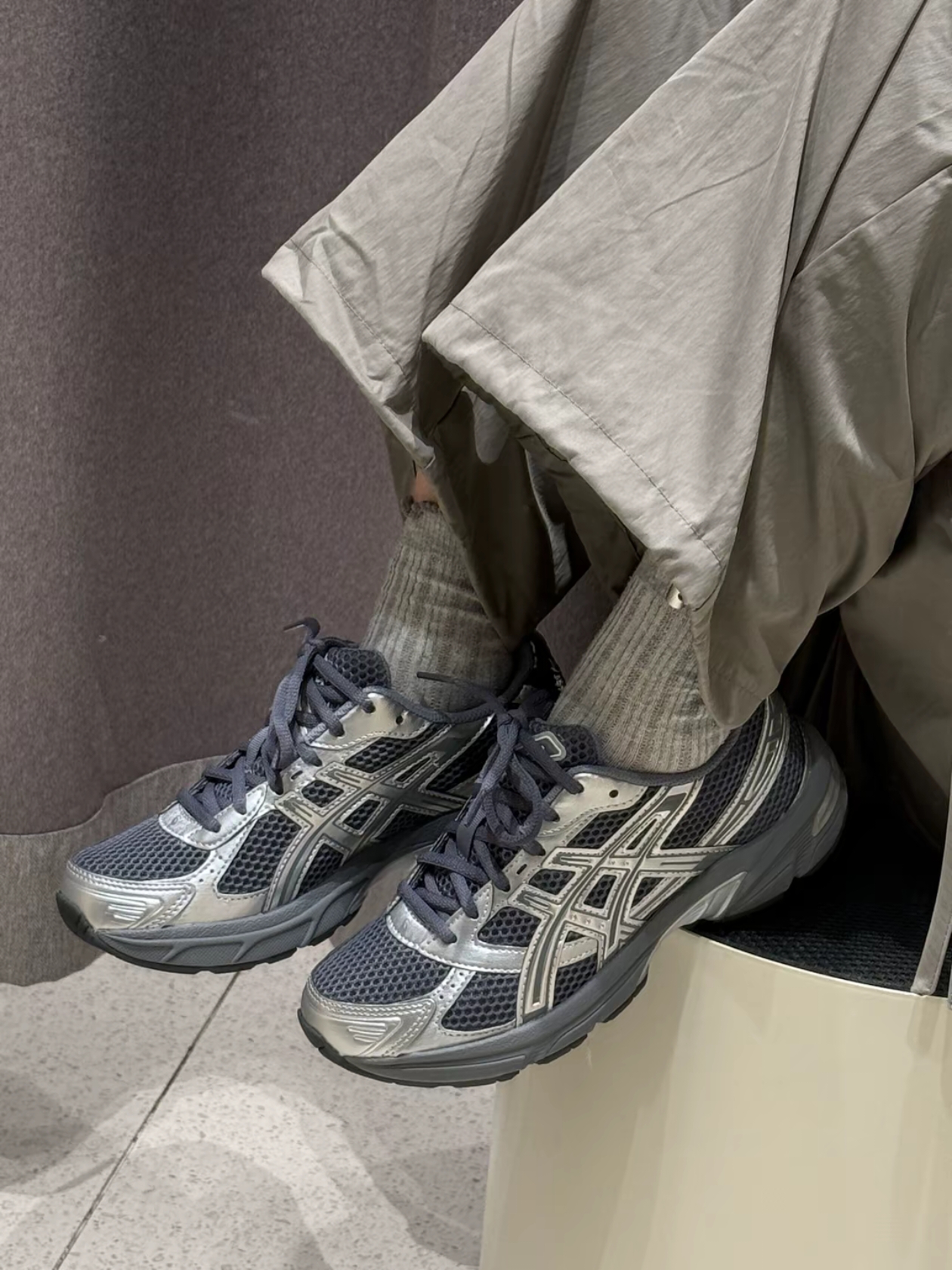 Asics Gel-1130 Steel Grey Pure Silver 착용 스타일 - 1