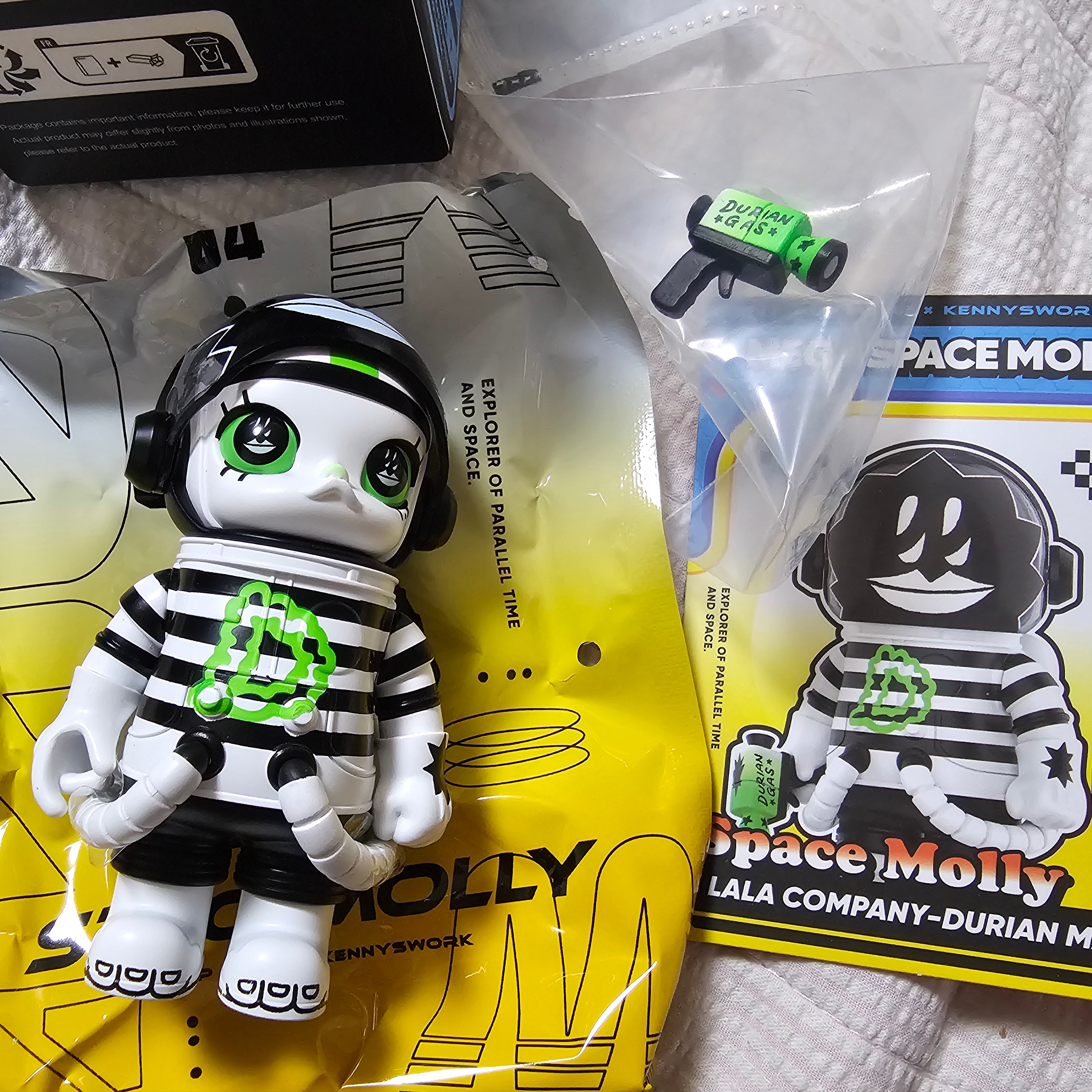 Pop Mart Mega Space Molly 100% Series4 Lalacompany - Durianman (Opened Case) 착용 스타일
