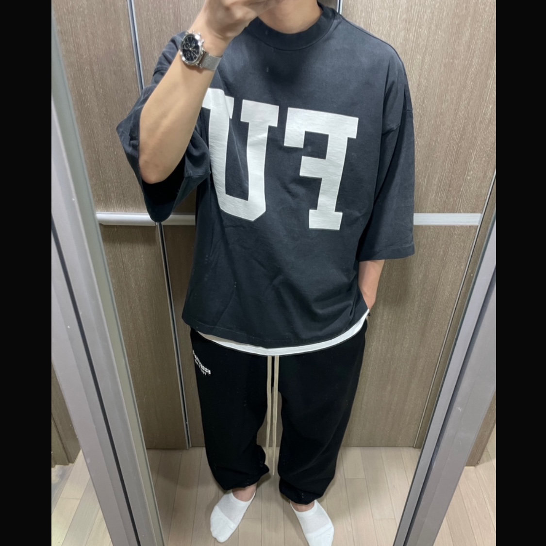 Essentials Fleece Essential Sweatpant Black - 24FW, Essentials Lightweight Essential T-Shirt Bright White - 25SS 착용 스타일 - 1