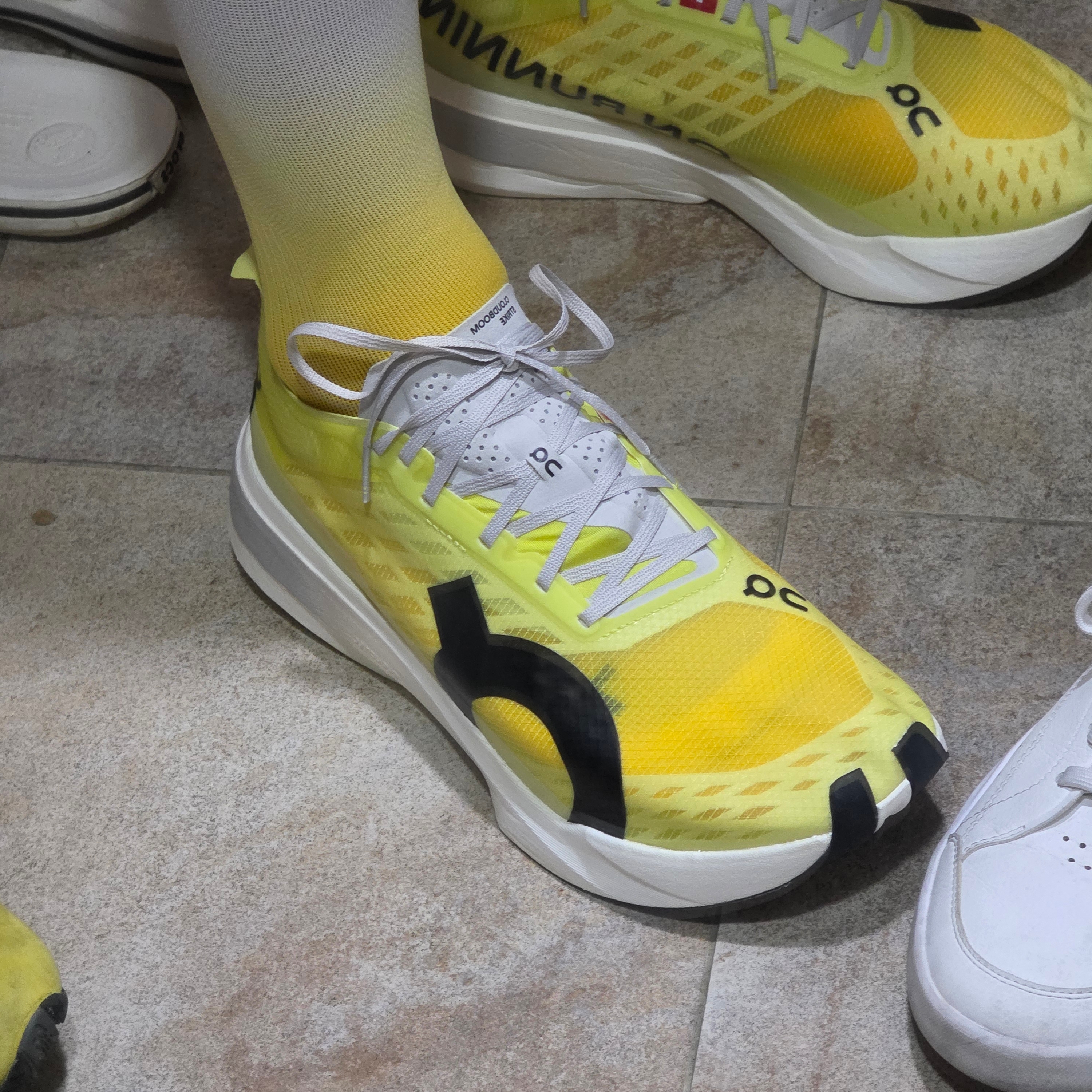 On Running Cloudboom Strike Limelight Wolf 착용 스타일 - 1