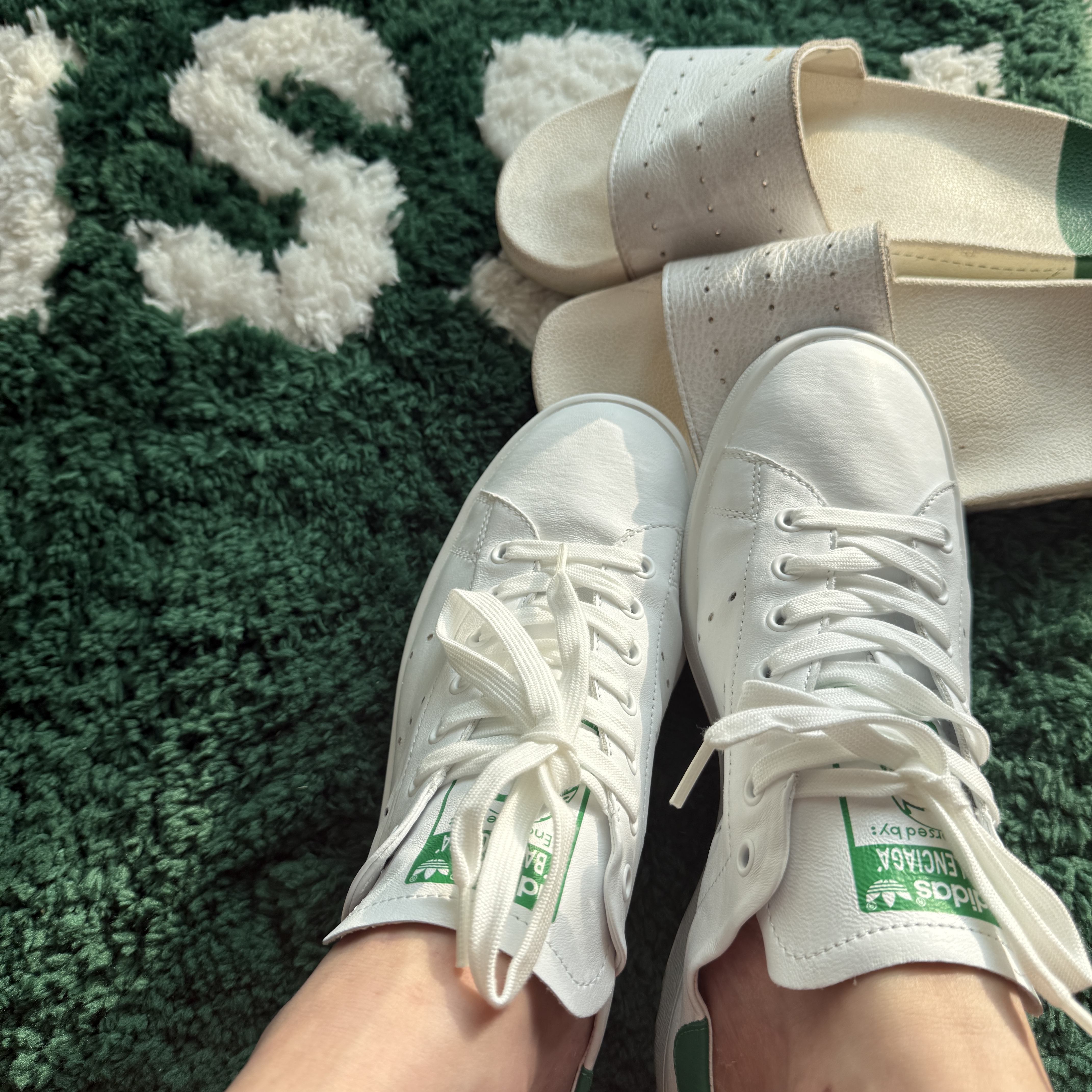 Balenciaga x Adidas Stan Smith Core White Green 착용 스타일 - 2