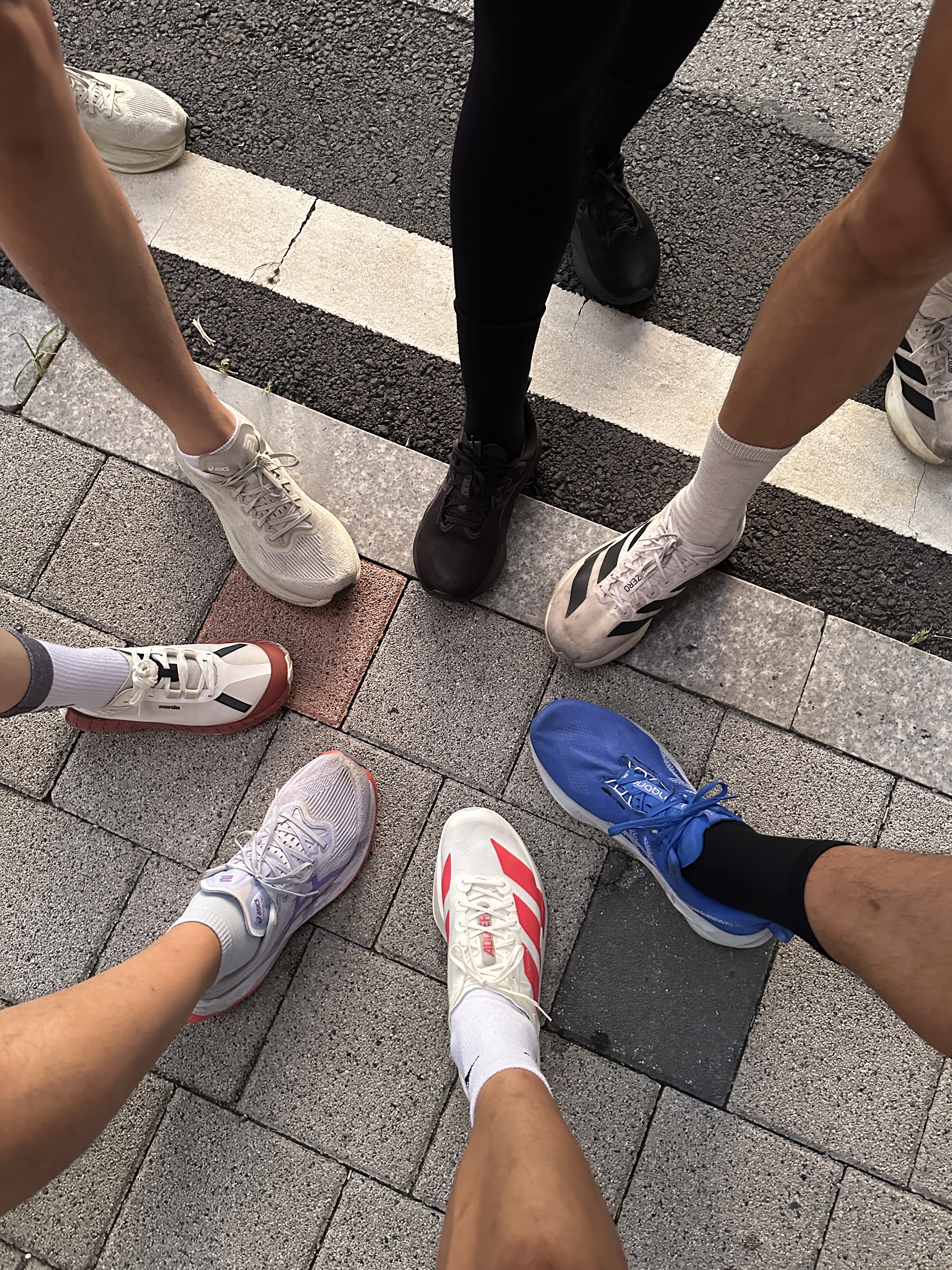 Adidas Adizero Adios Pro 4 Off White Semi Lucid Red, Asics Superblast 2 Blue Fade Edo Purple 착용 스타일