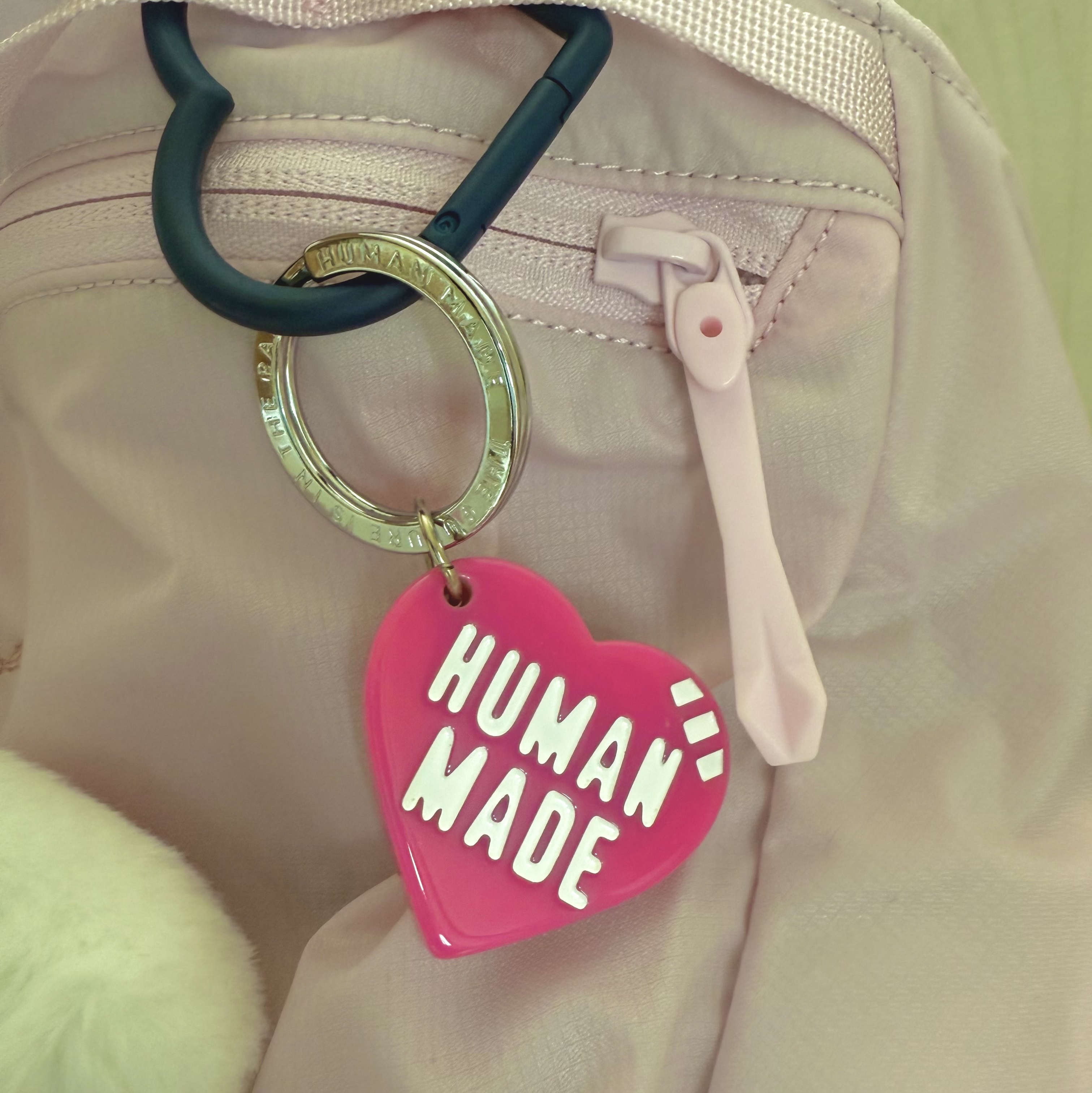 Human Made Heart Keyring Pink 착용 스타일
