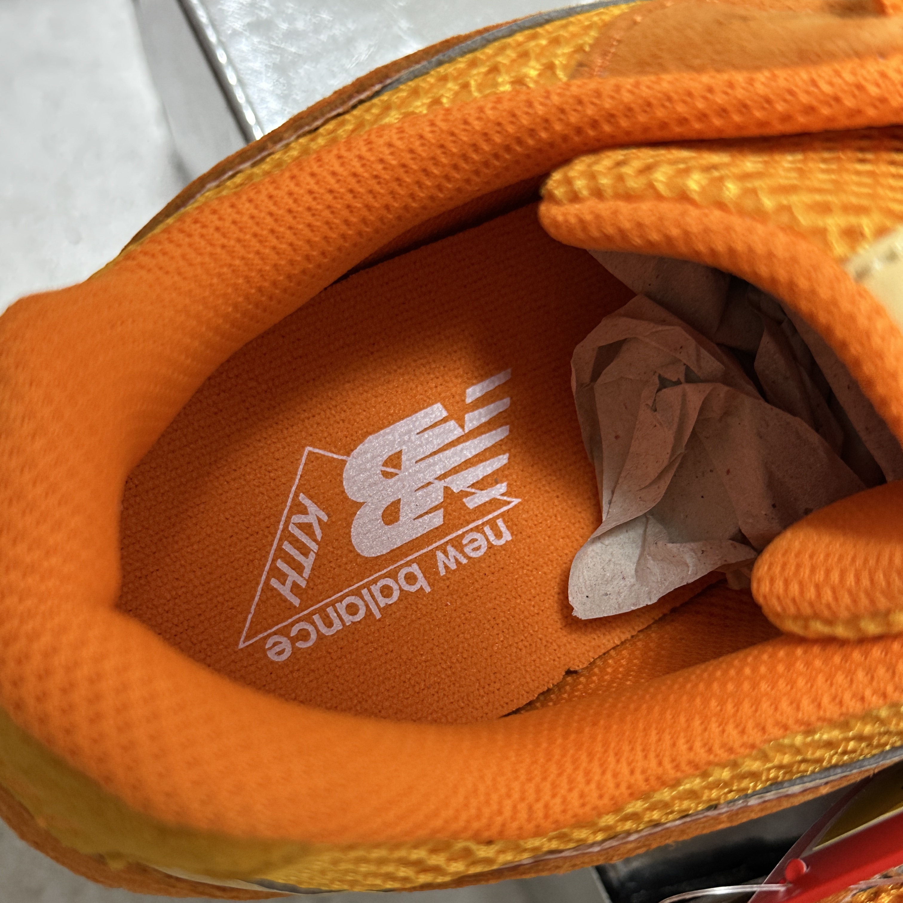 New Balance x Kith 204L Orange Silver 착용 스타일 - 5